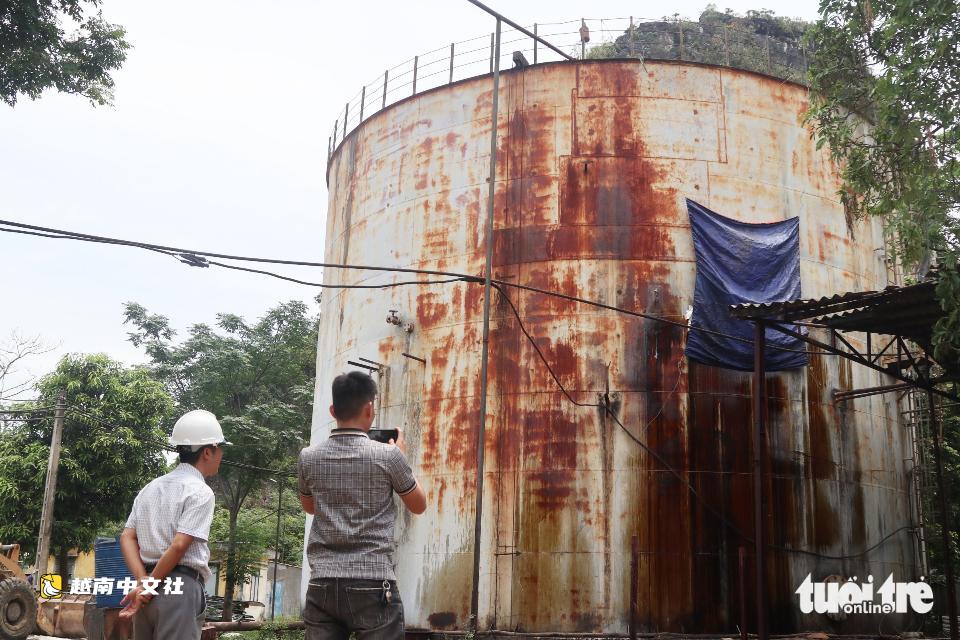 雷暴過後義安省糖漿儲罐破裂現場