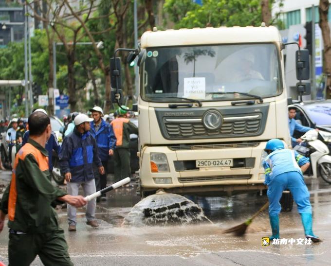 河內中心街道因自卸車掉落泥土而泥濘不堪