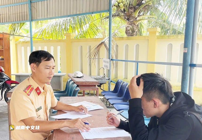 越南少年騎摩托車‘翹頭’摔倒,車輛被沒收