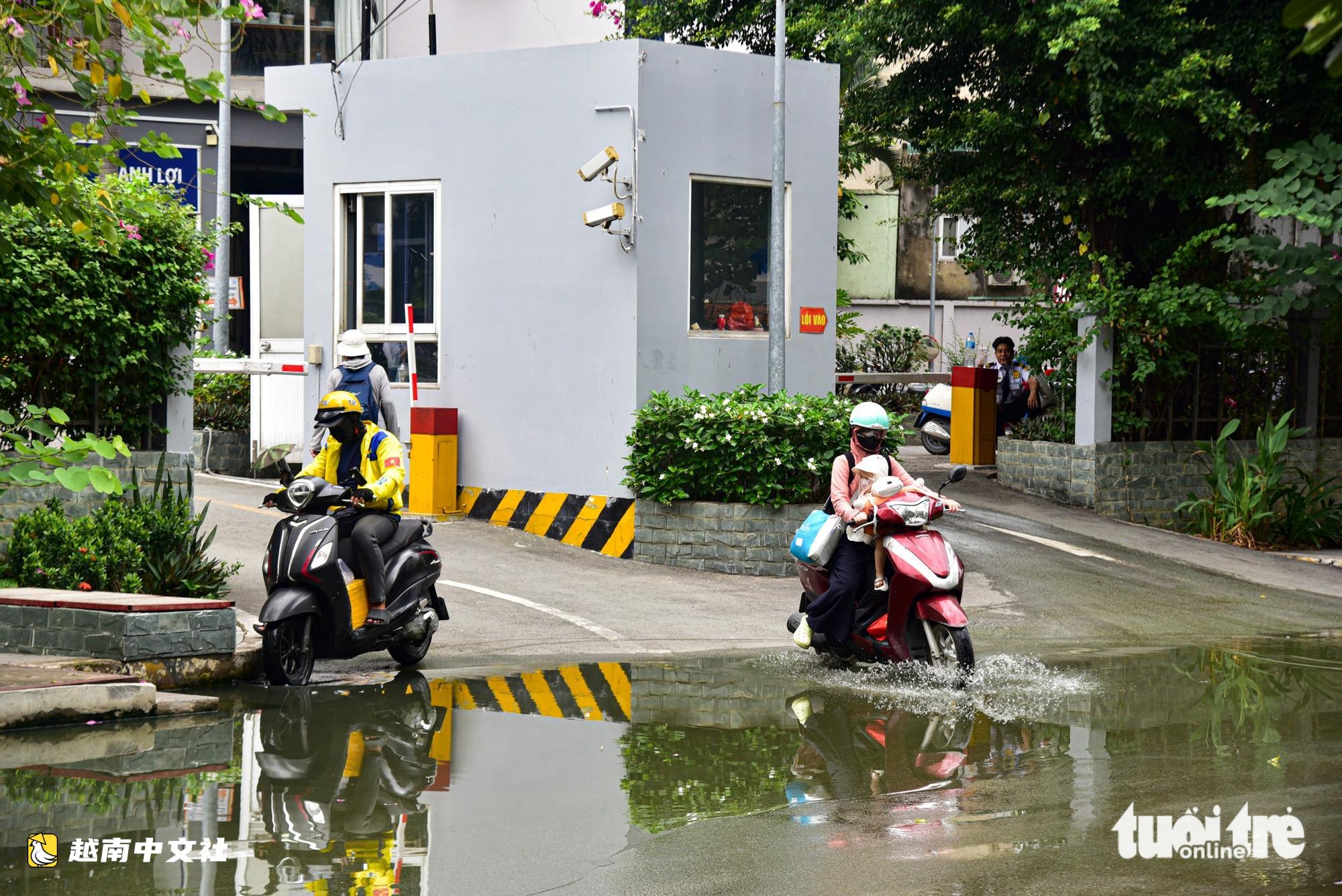 越南胡志明市守添區公寓前積水整月不退