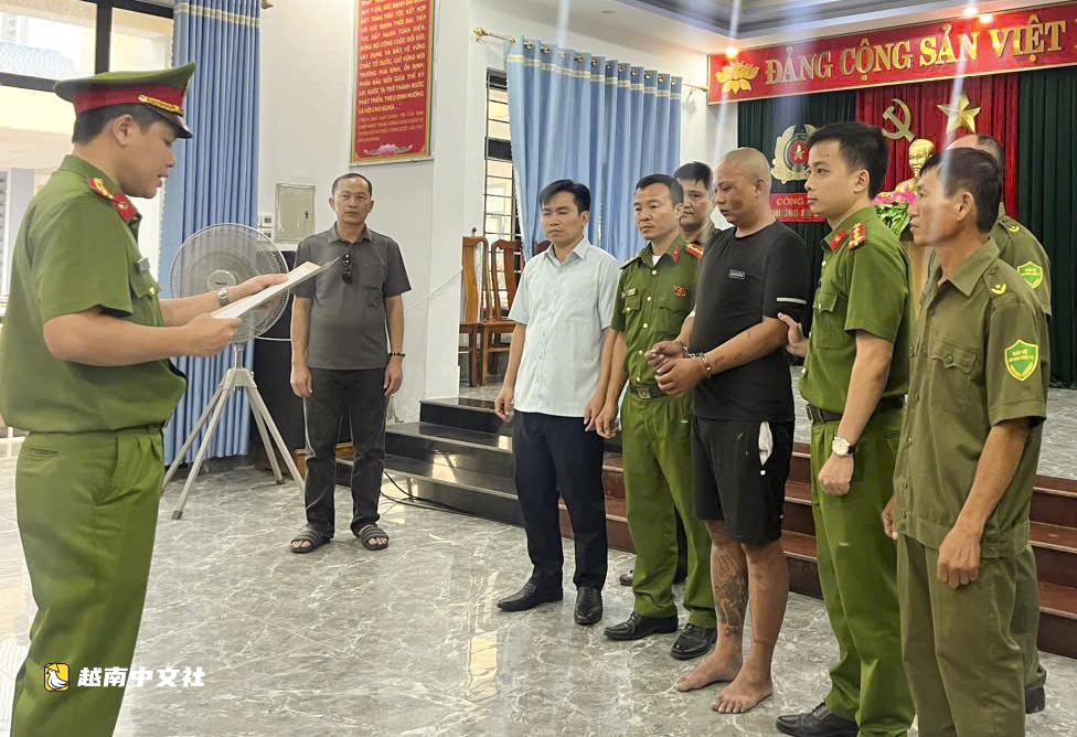越南广治省:持刀冲进派出所砍伤警察,嫌疑人供述了什么?
