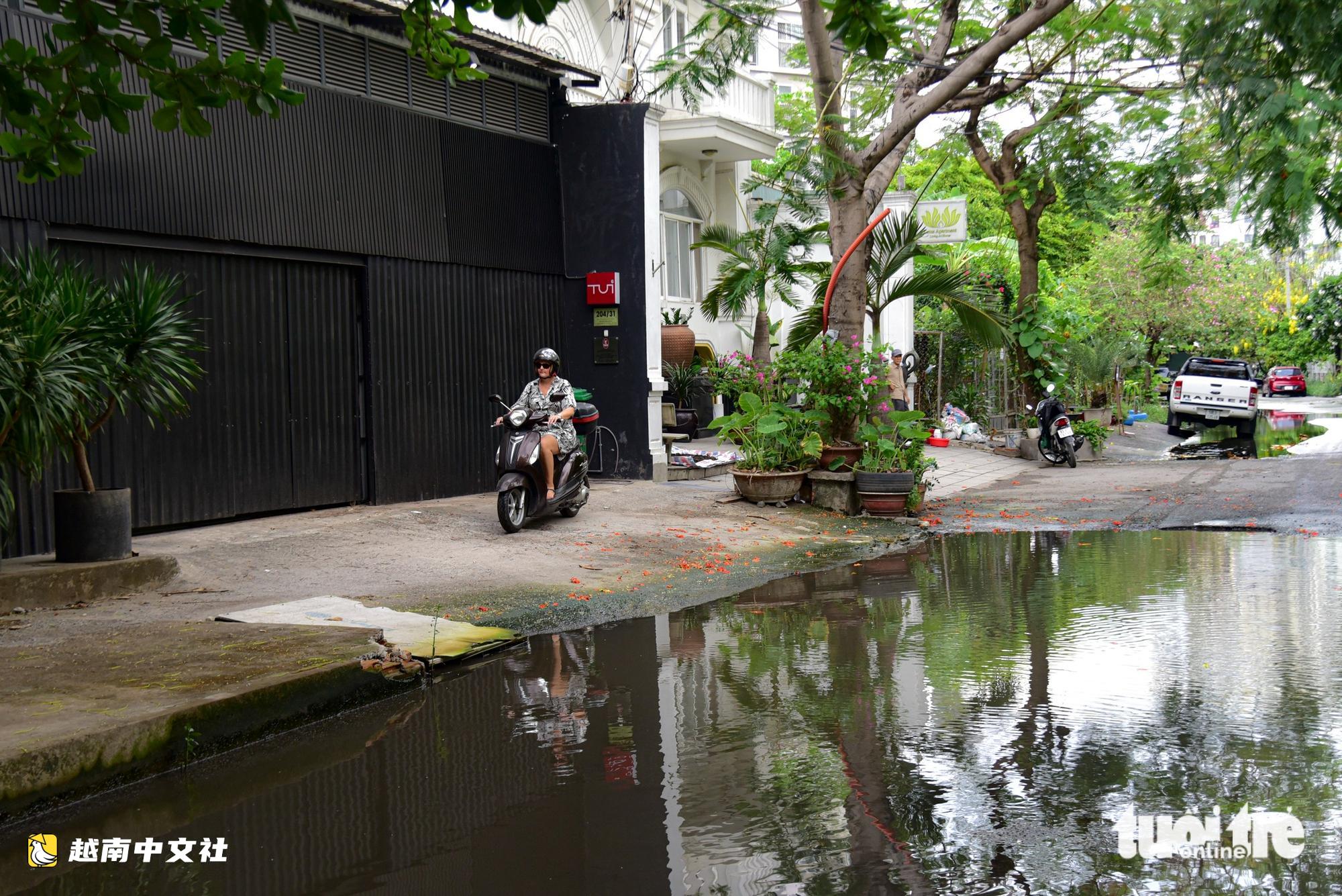 越南胡志明市守添區公寓前積水整月不退