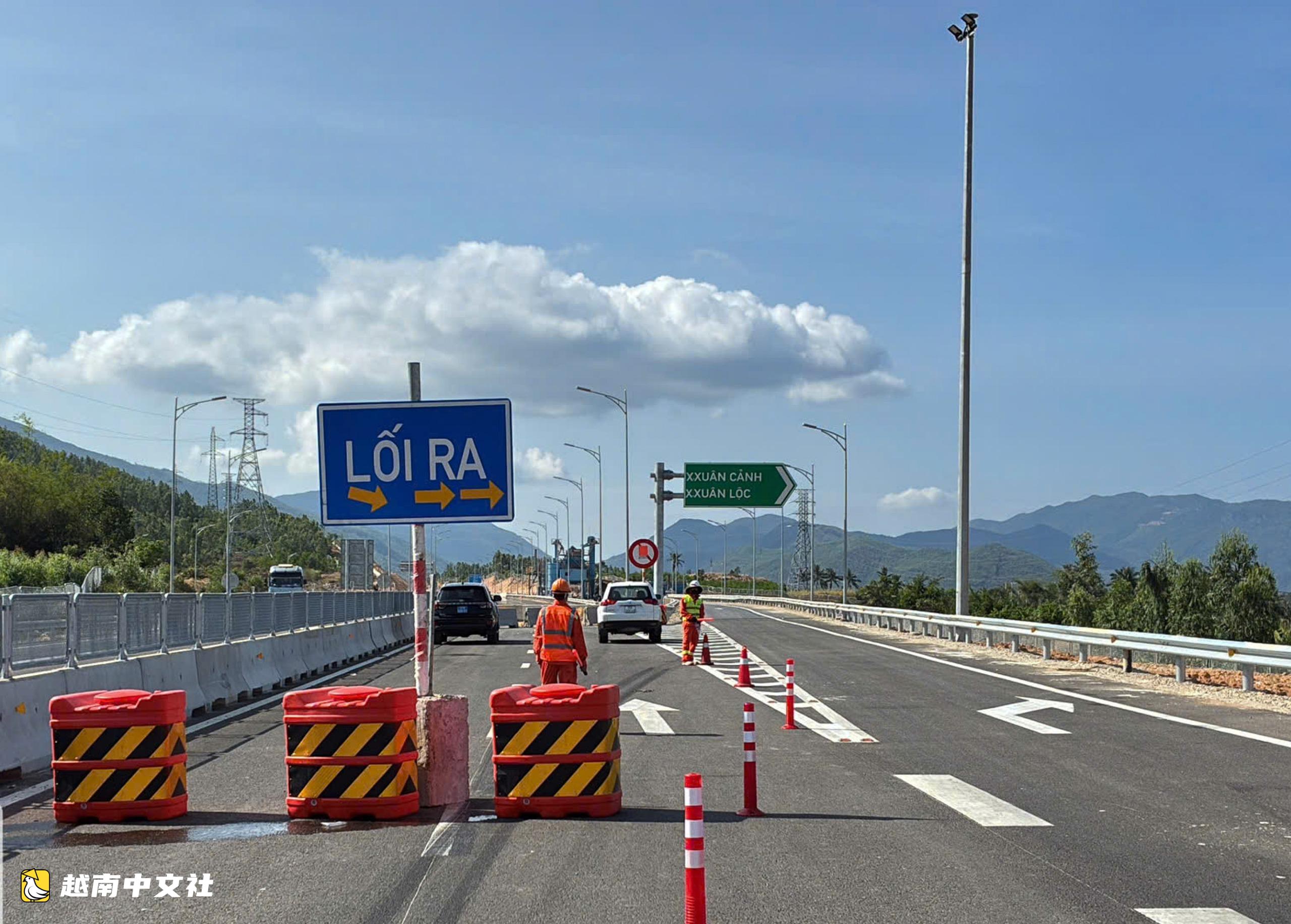 越南新開通高速公路上出現買賣、騎自行車等危險行為
