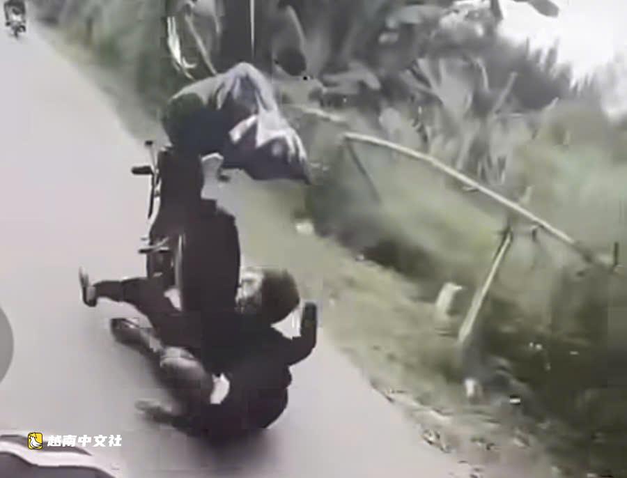 越南少年騎摩托車‘翹頭’摔倒,車輛被沒收
