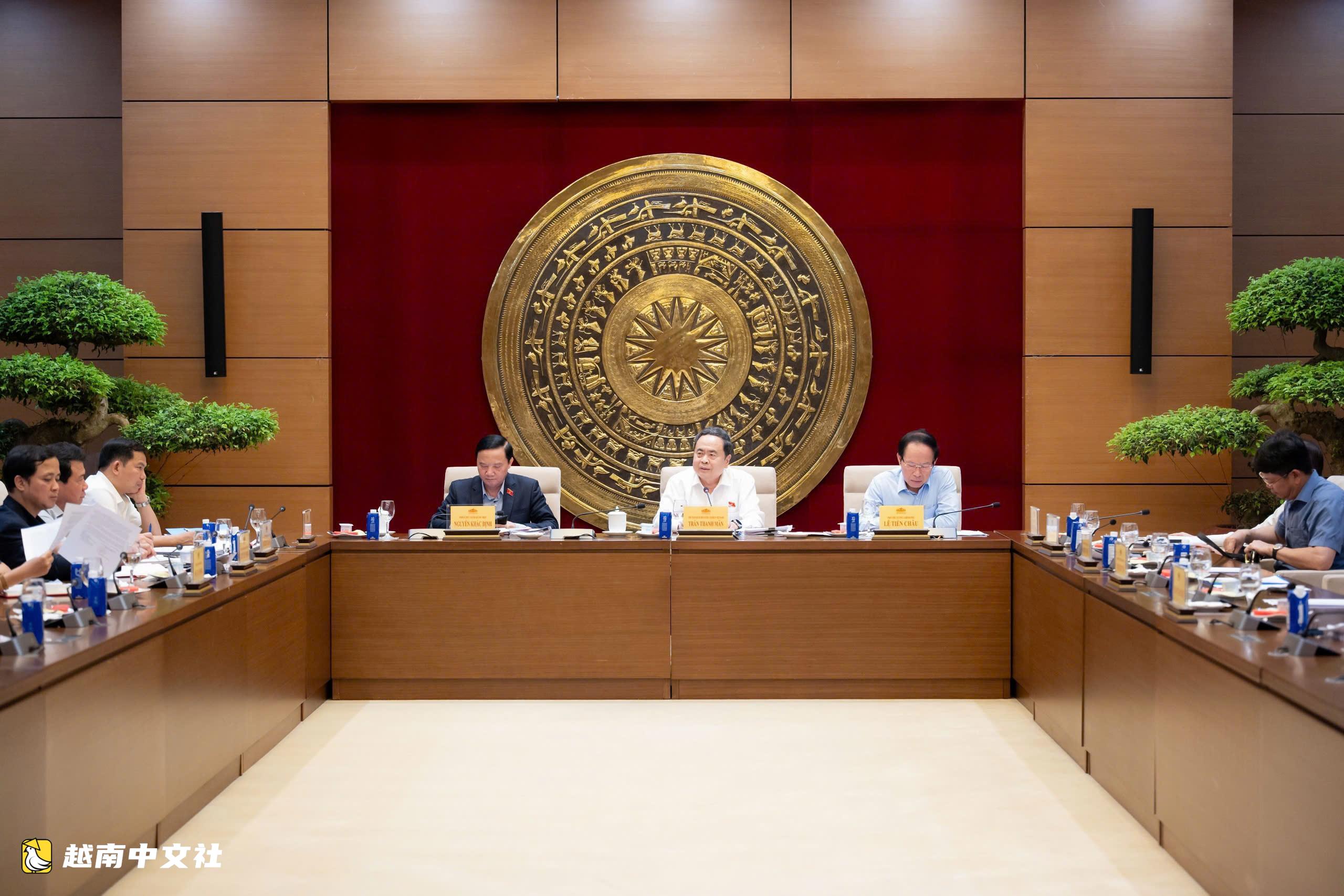 越南國會主席:啟動有史以來規模最大的法律文件全面審查