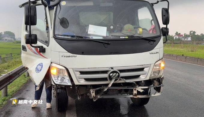越南河內-太原高速路上多輛汽車因碎石爆胎