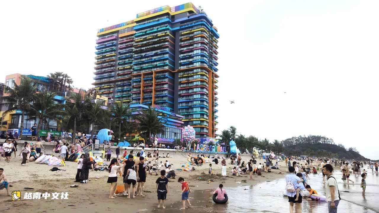 越南海進海灘驚現鋒利鐵樁,威脅遊客安全