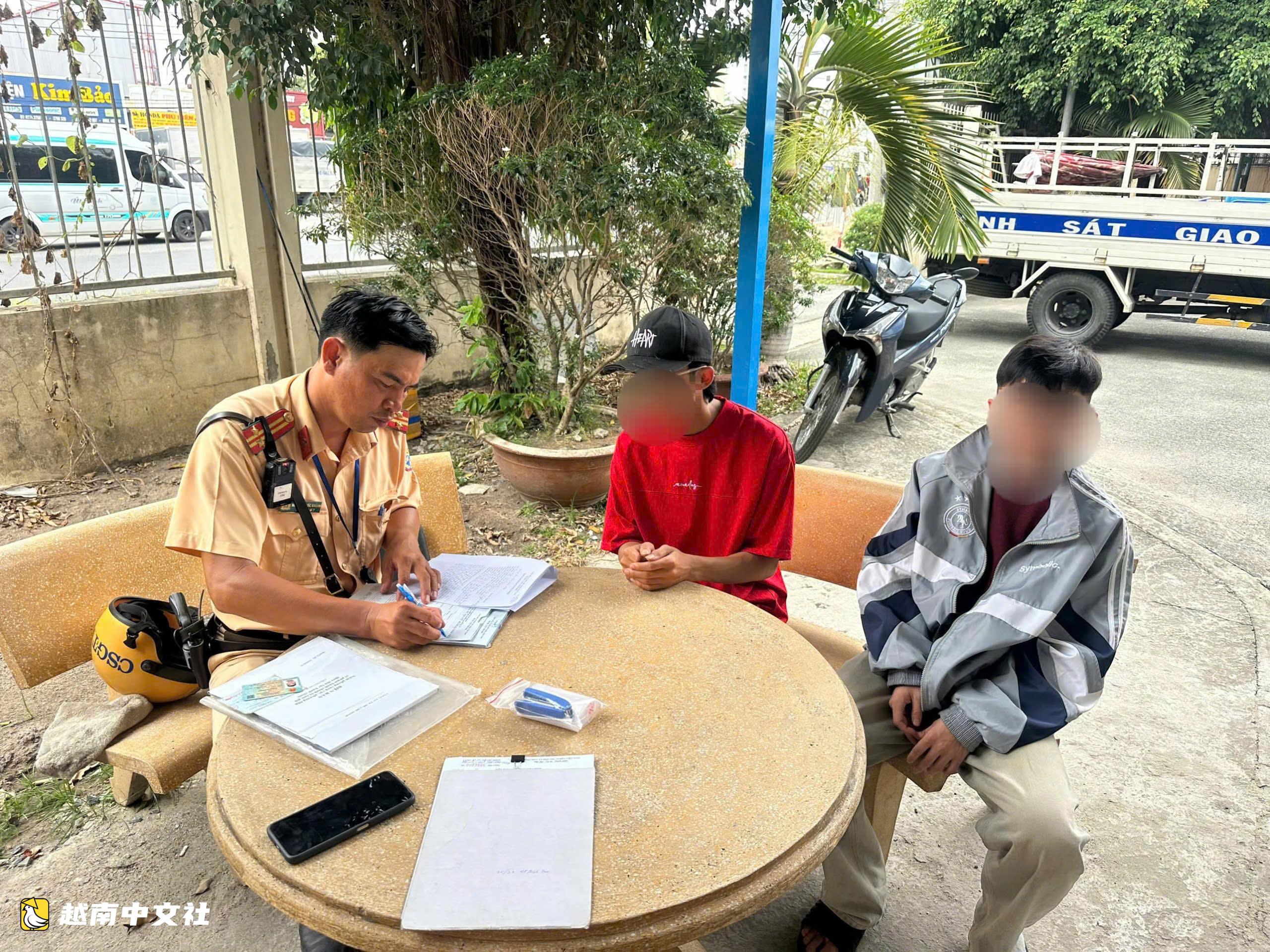 越南胡志明市:順交坊一青年因蛇行危險駕駛被沒收摩托車並處1200萬越南盾罰款