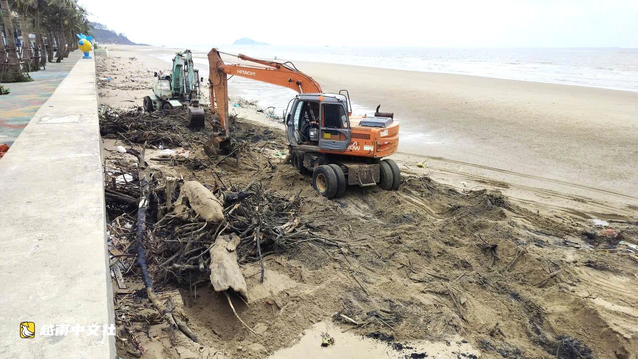 越南海進海灘驚現鋒利鐵樁,威脅遊客安全