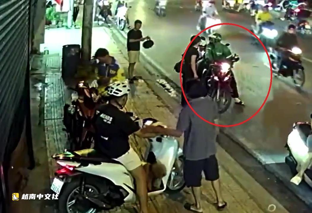 越南網約摩托車司機在守德坊將青年摔倒在地並連續踢頭