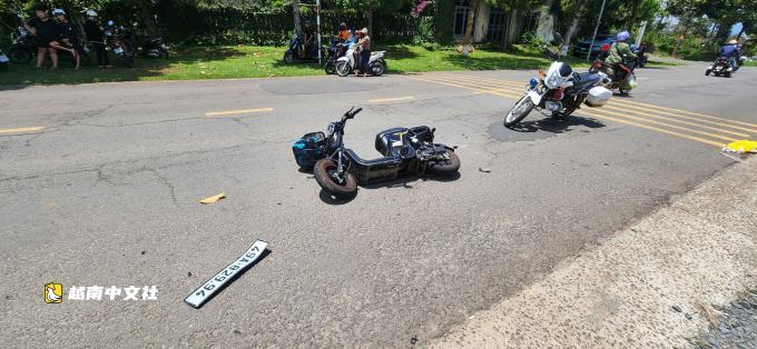 越南多人抬車救被困車底女生