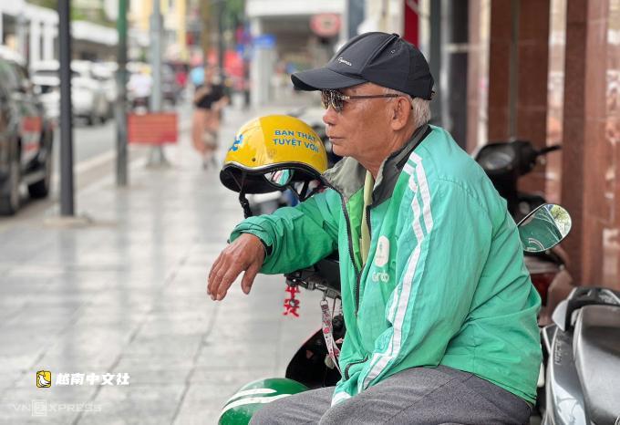 越南河內一環內摩托車出租司機的生計之憂