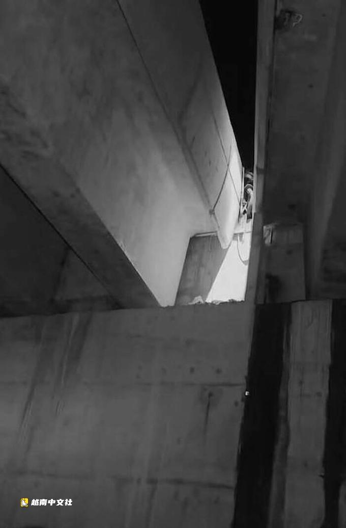 越南青年在施工中的邊和—頭頓高速公路上發生事故後死亡