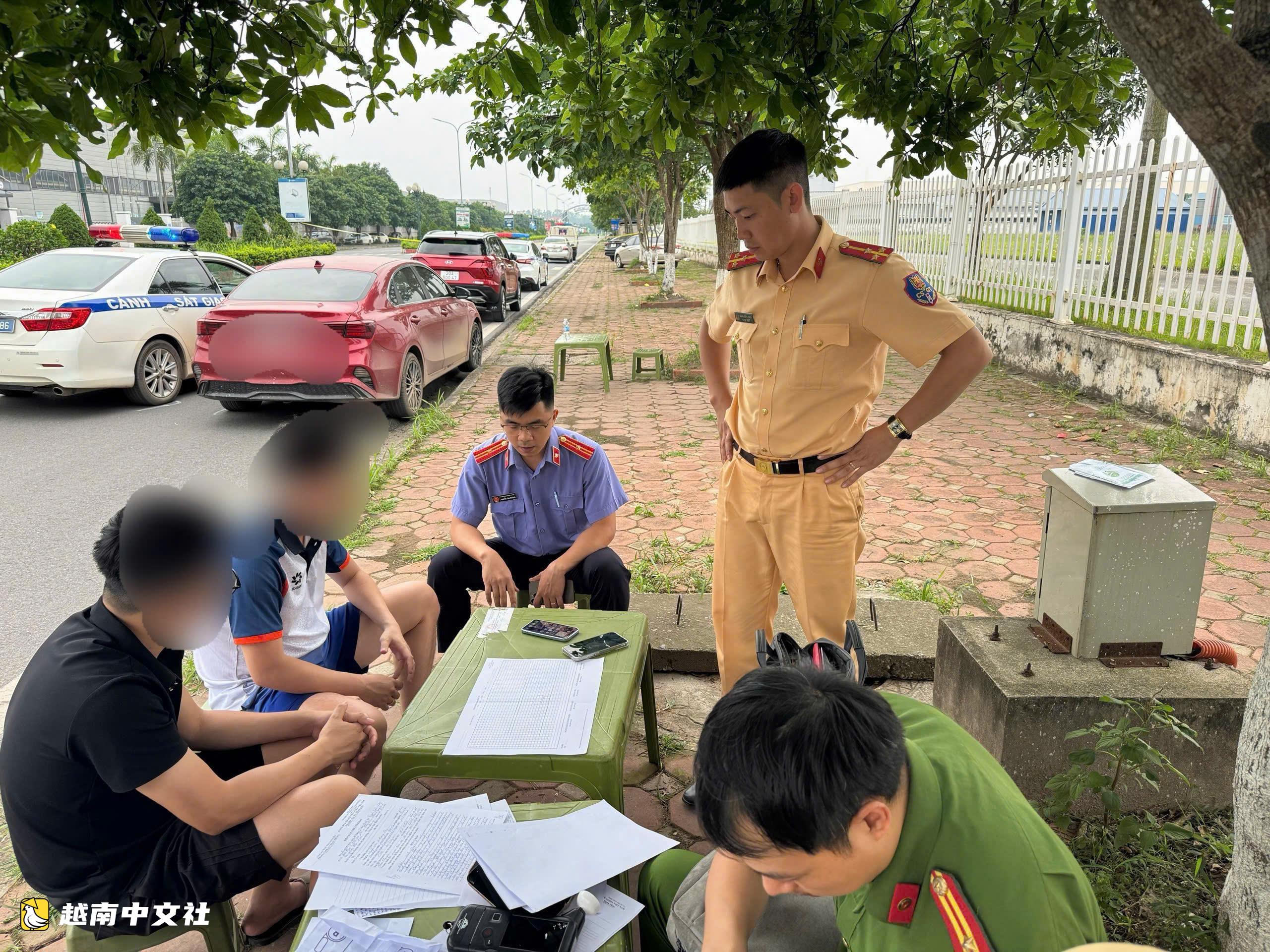 越南男子酒駕超速,撞壞交警車門
