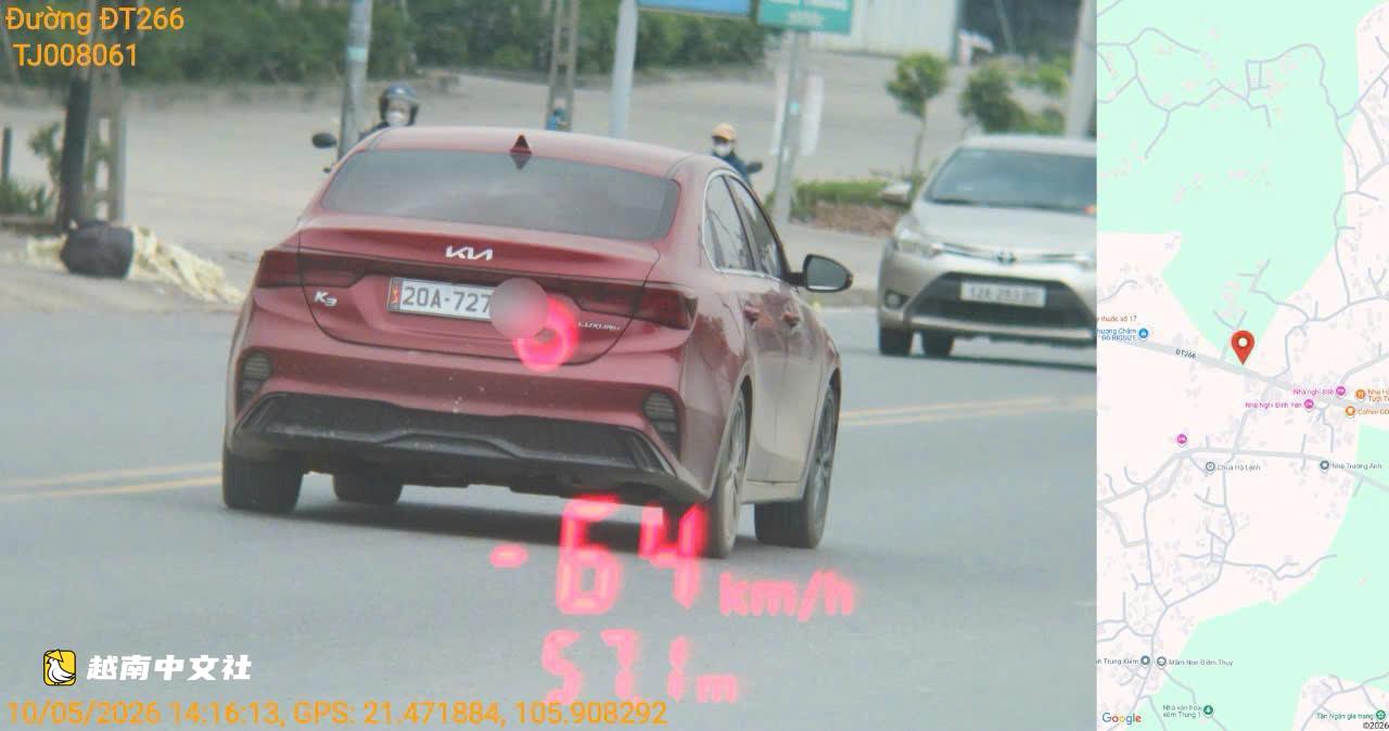 越南男子酒駕超速,撞壞交警車門