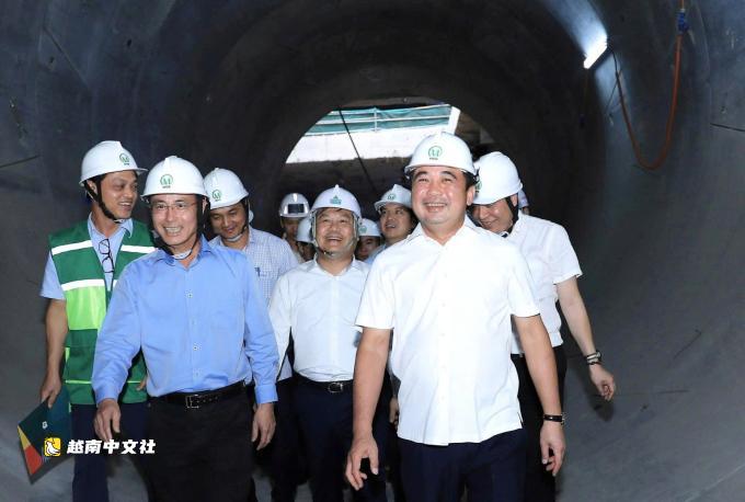 越共河內市委書記、市人民委員會主席視察河內Nhổn - Cầu Giấy地鐵線運營情況