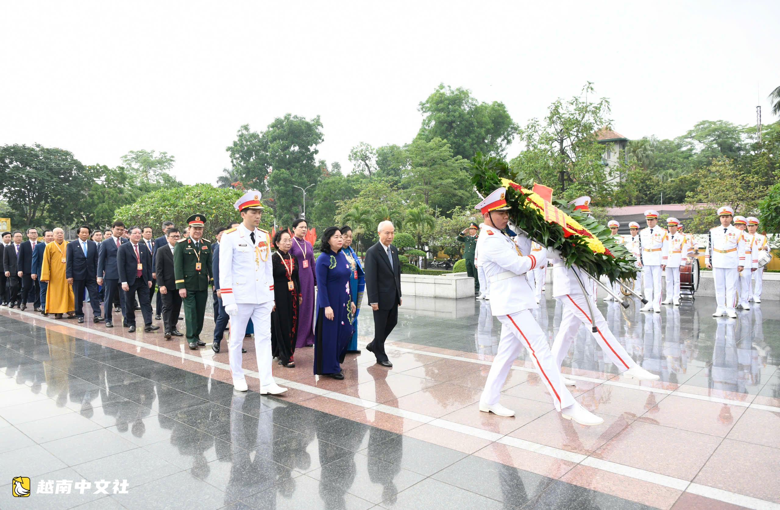 越南祖國陣線第十一次全國代表大會代表團入陵瞻仰胡志明主席遺容