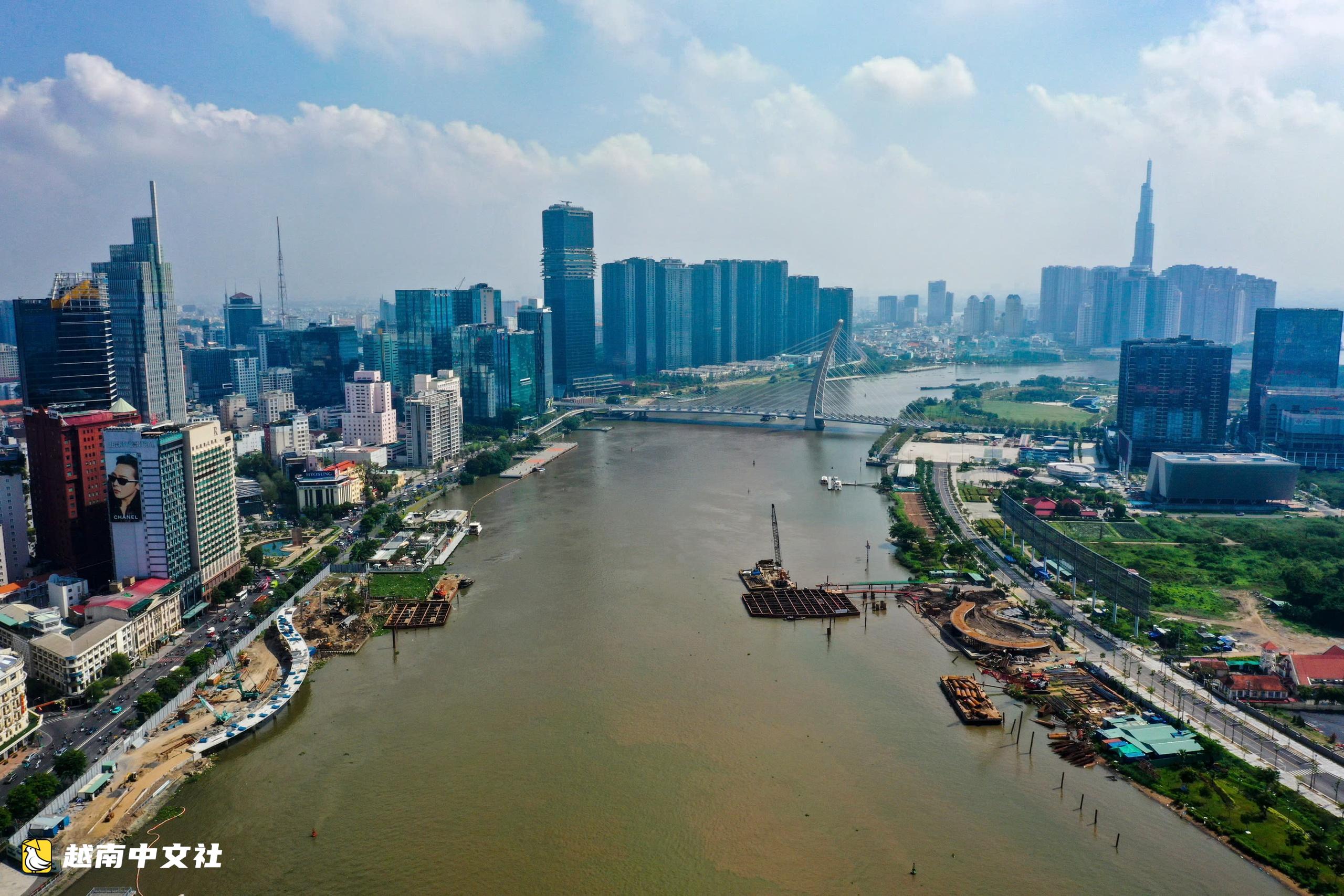 越南胡志明市西貢河人行橋成形,即將拖運象徵水椰葉的鋼拱架設