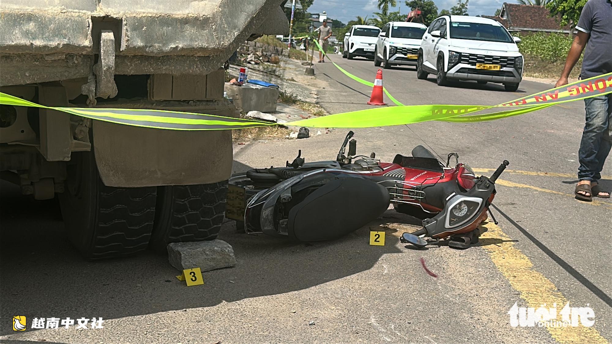 越南峴港:貨車為避讓過路行人,衝入民宅