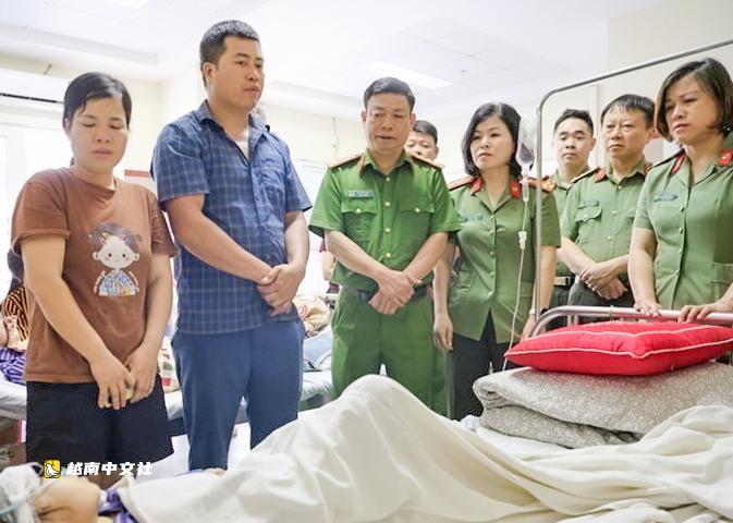 越南邊防武警深夜進山搜尋5歲女童,其墜入近10米深巖縫