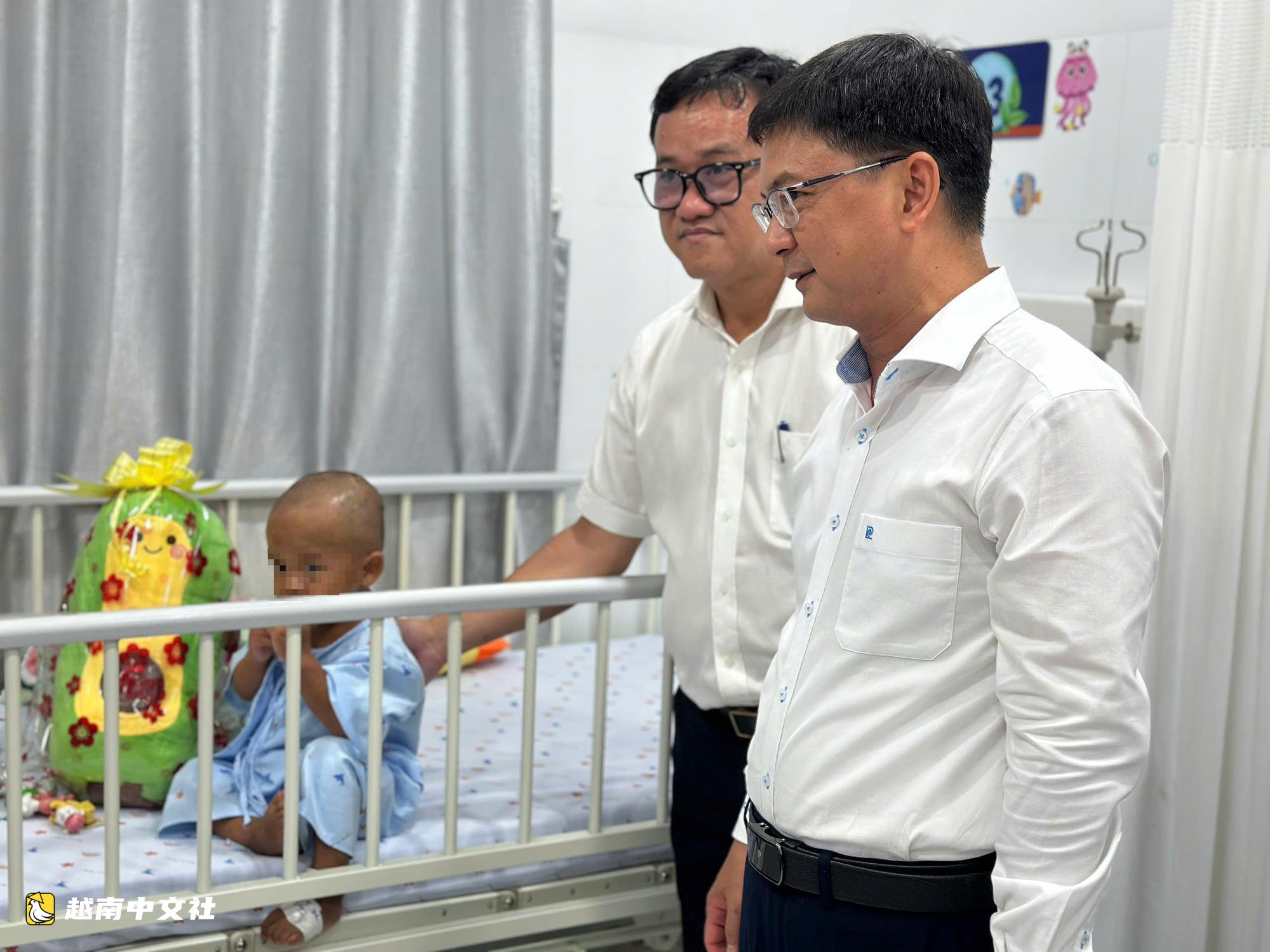 越南胡志明市2歲男童遭生母及情人虐待,獲發出生證明