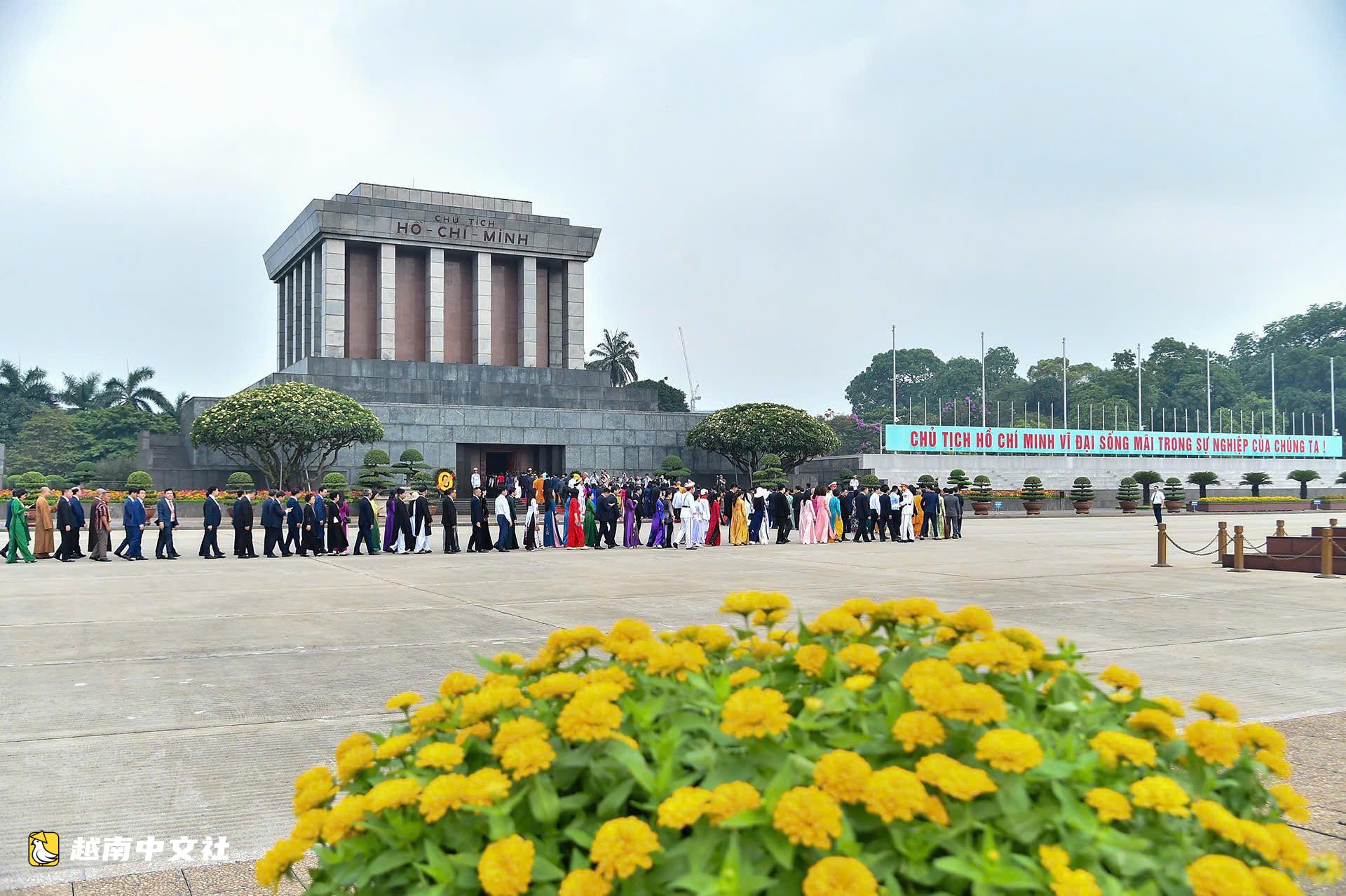 越南祖國陣線第十一次全國代表大會代表團入陵瞻仰胡志明主席遺容