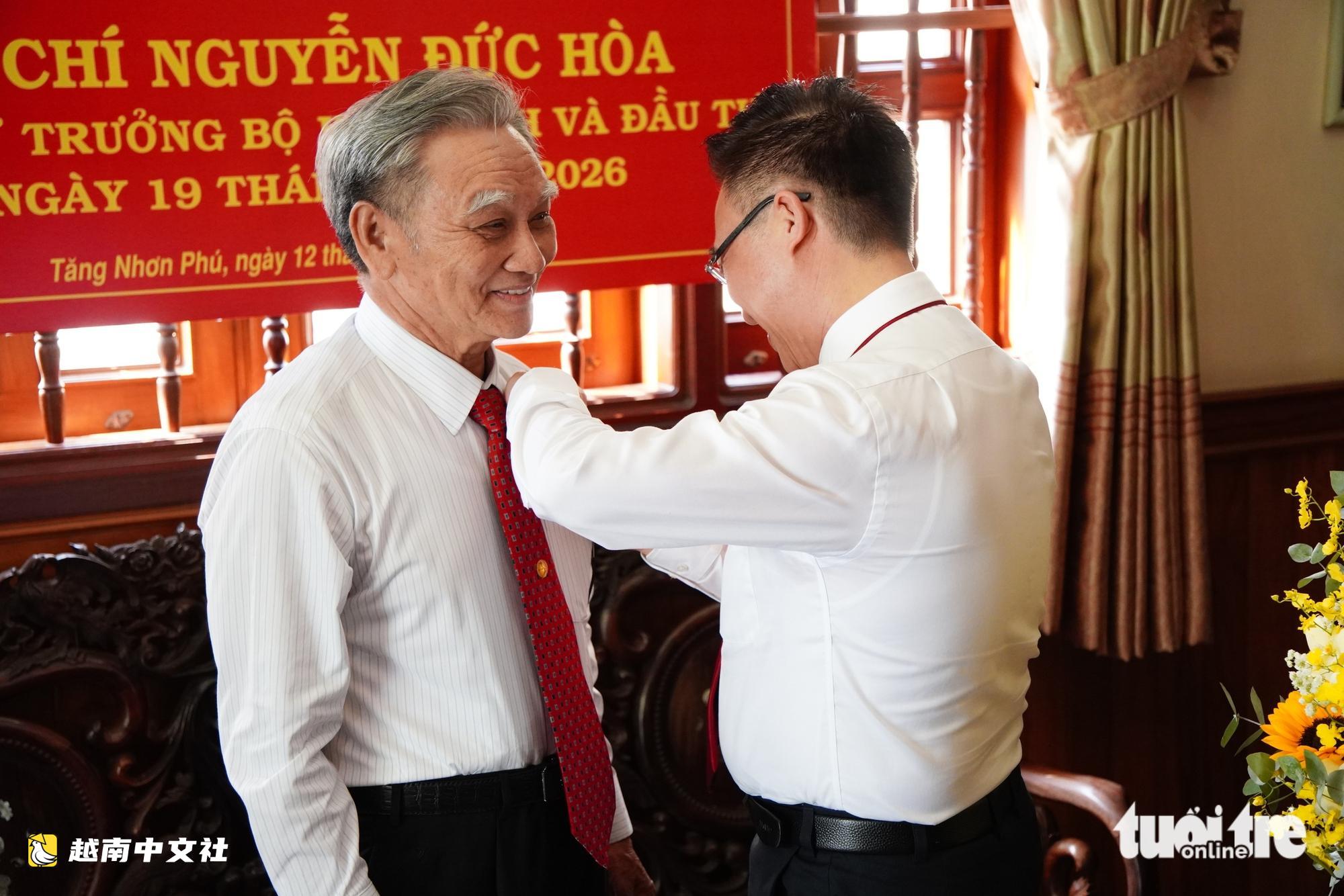 胡志明市領導向原計劃投資部副部長頒發45年黨齡徽章