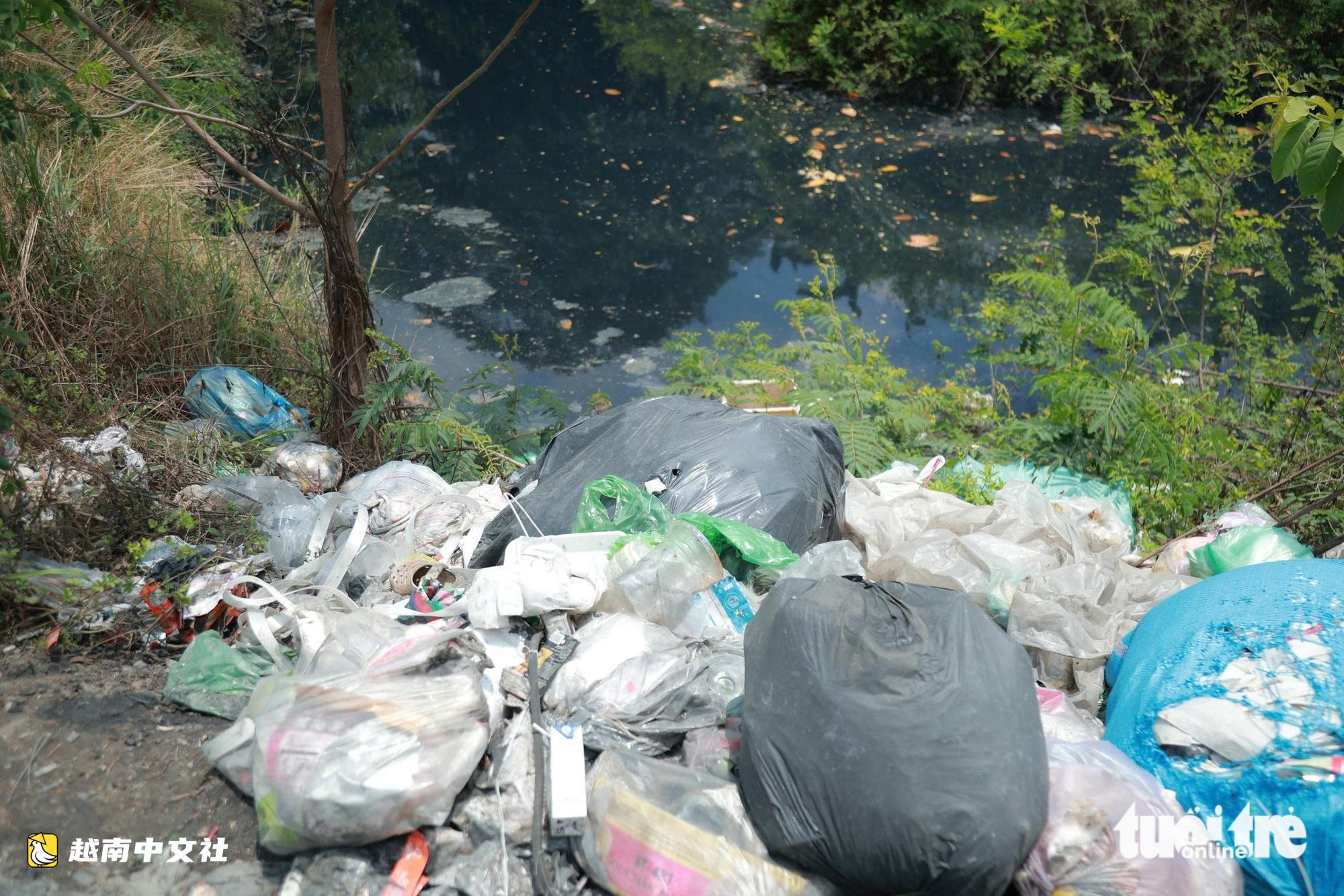 越南Rạch Cầu Suối路垃圾再次氾濫