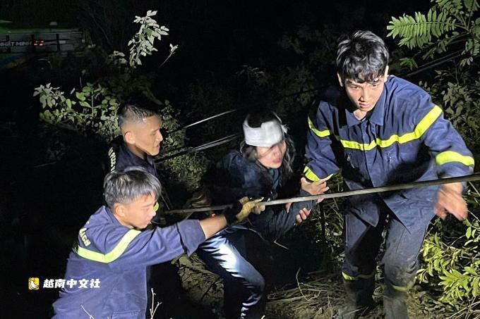 越南安溪山翻車事故倖存者:'車子翻滾好幾圈,把我甩出5米遠'