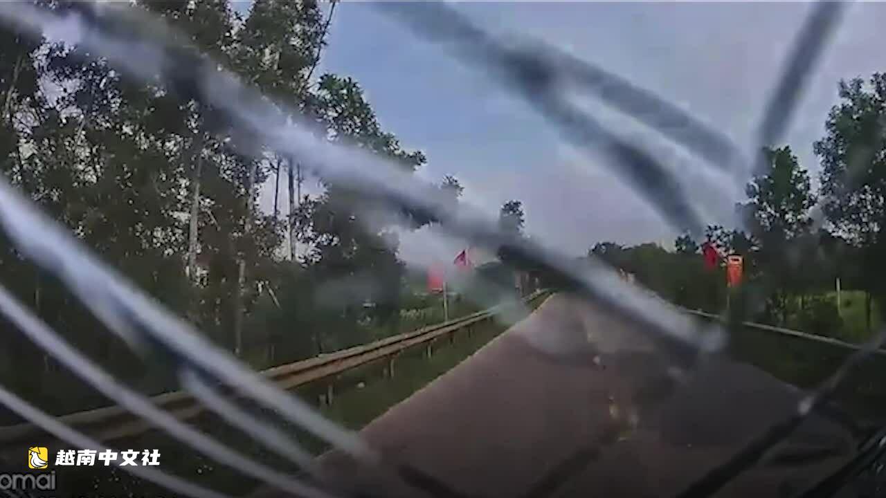 越南男方家屬乘車前往女方家提親途中發生連環車禍