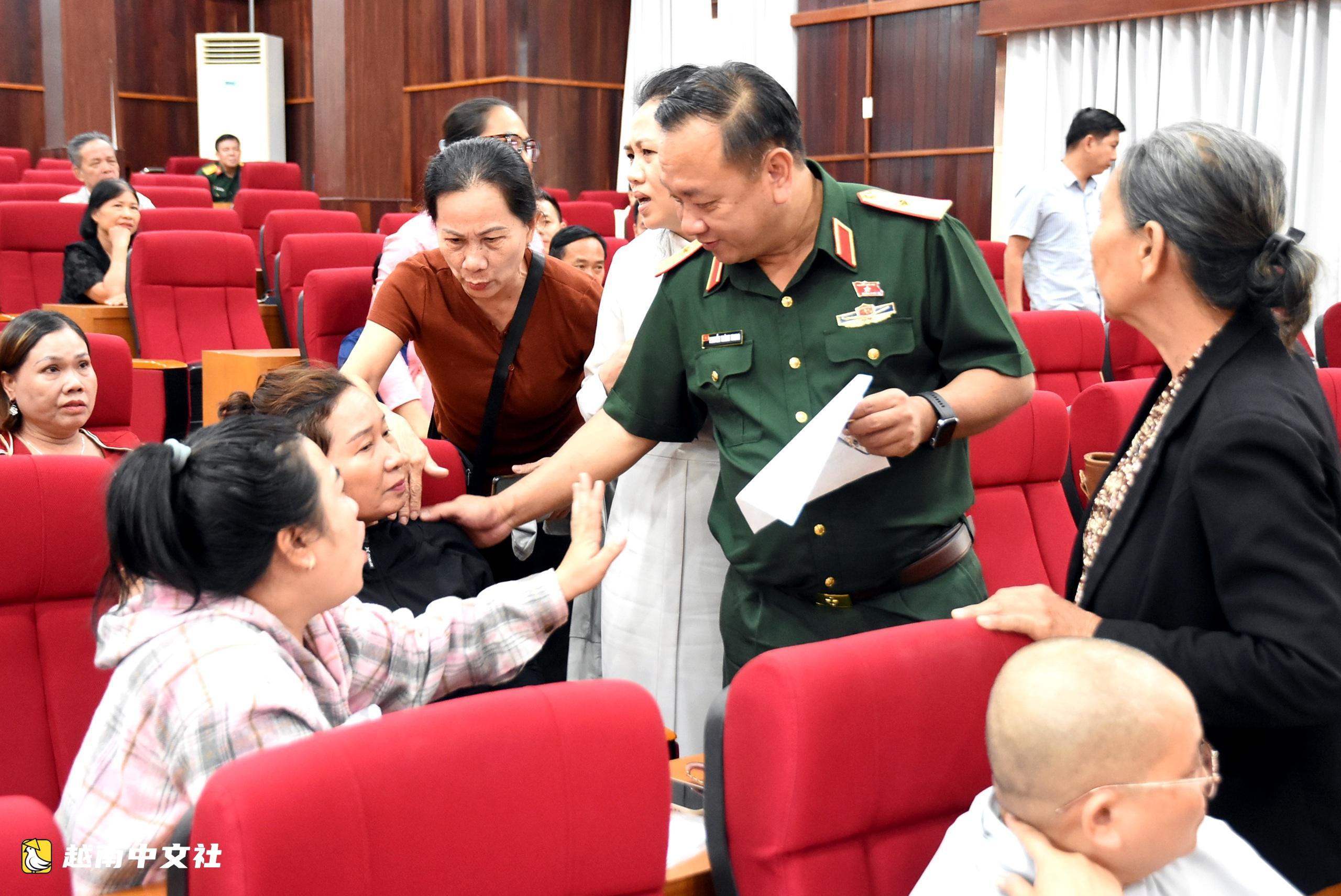 越南富美坊選民反映行政審批處理緩慢、難以見到領導