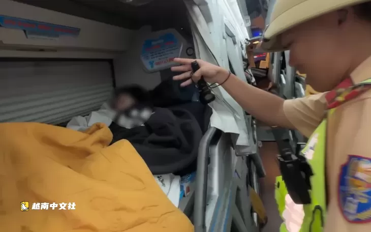 越南無證司機在高速上行駛,還非法加裝車燈