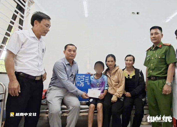 越南男童疑遭生父和繼母毆打致臉部淤青入院治療