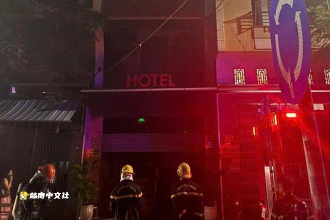 越南芽莊市中心酒店起火,遊客緊急逃生