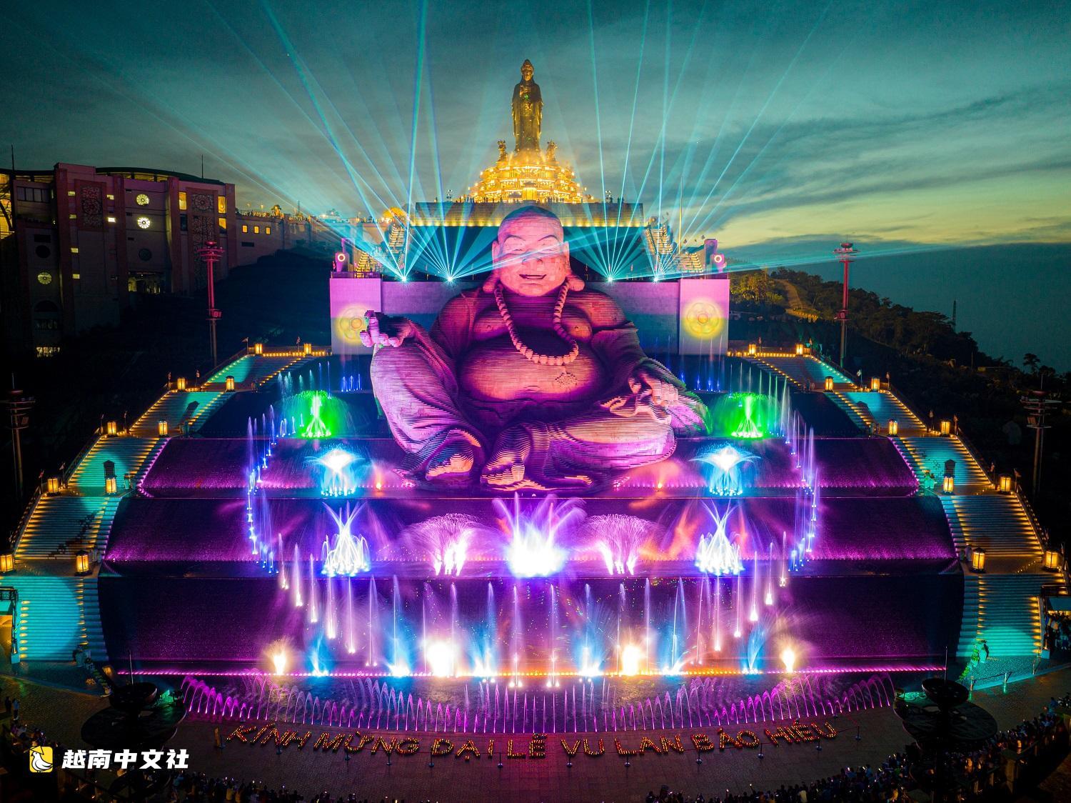 越南巴登山日落后的优惠缆车与超现实美景