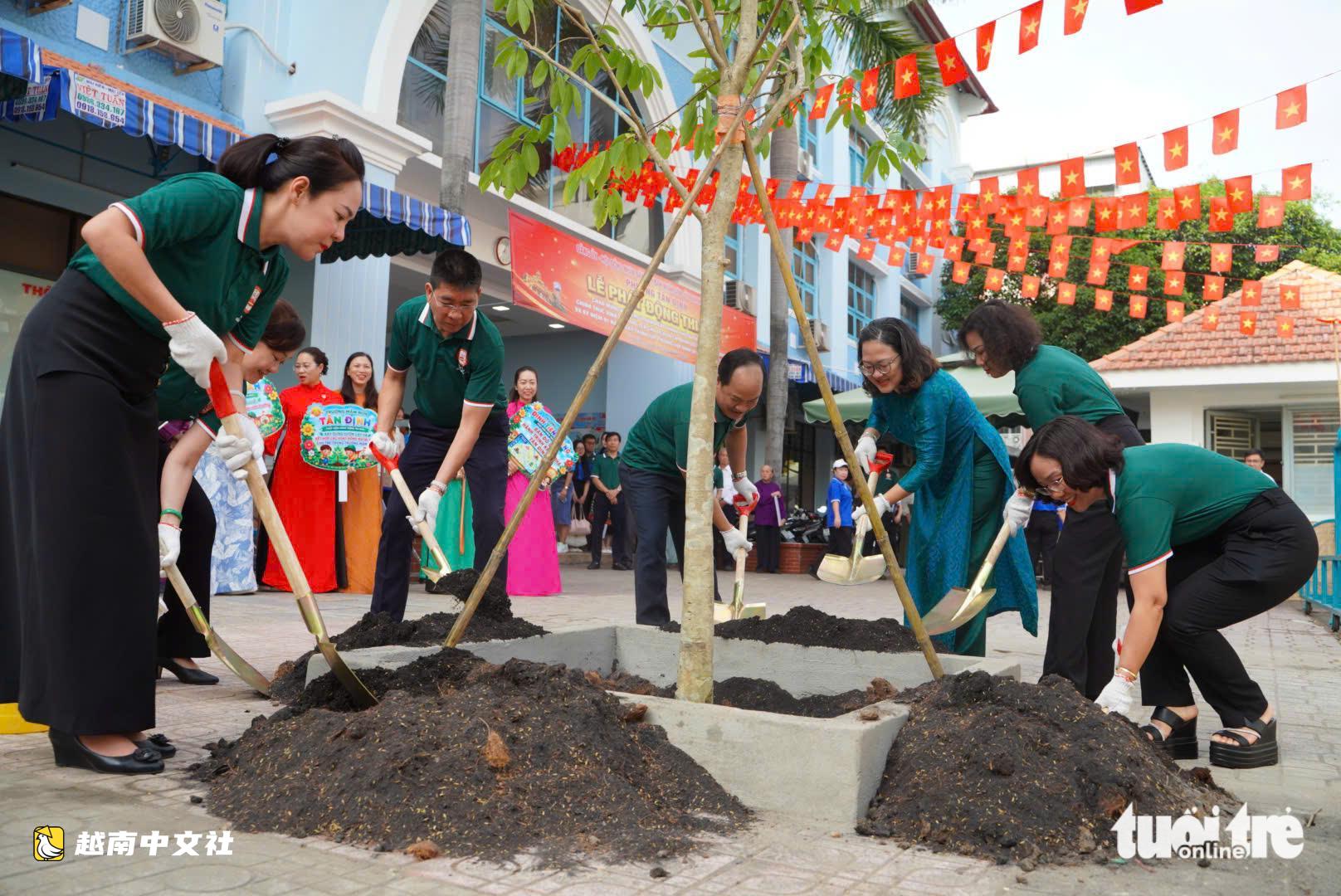 越南胡志明市黎文三公園和黃沙路旁增種綠樹,慶祝胡志明市命名50週年