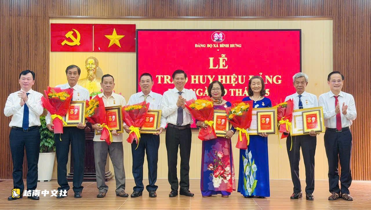 越南胡志明市人民委員會黨委及多個坊、鄉在5月19日向黨員頒發黨徽