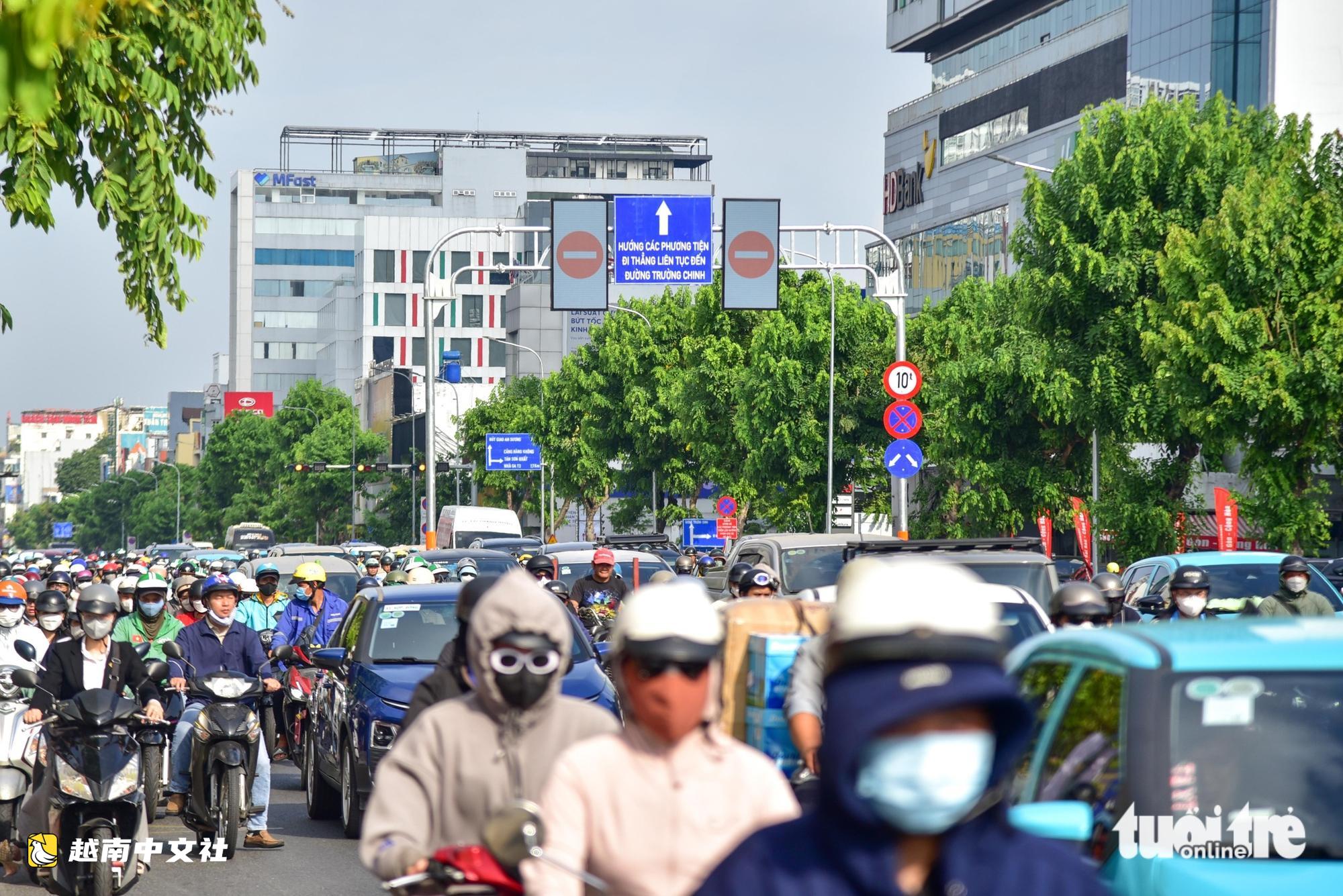 越南共和路交通在首個逆流車道運營早晨保持穩定