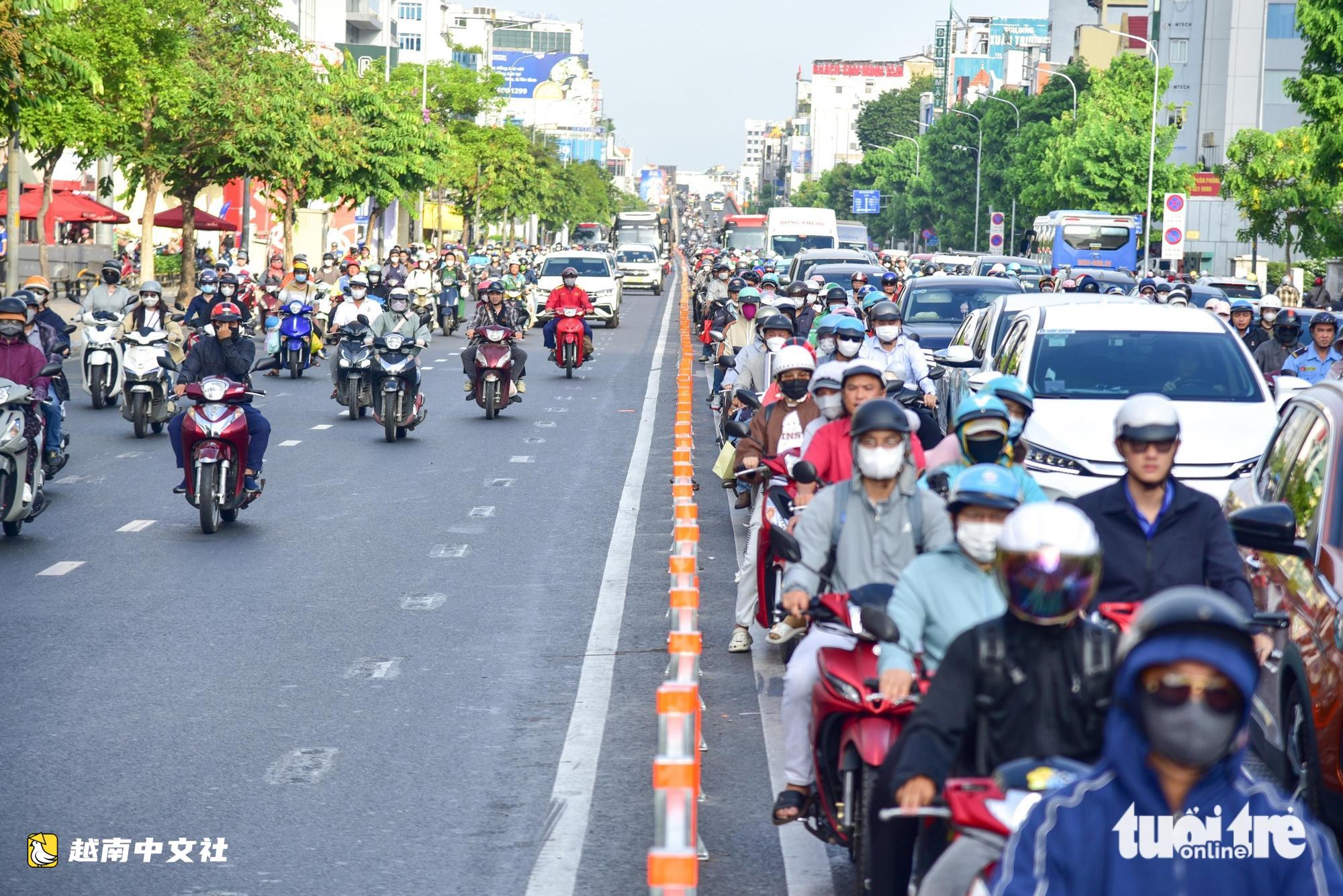 越南共和路交通在首個逆流車道運營早晨保持穩定