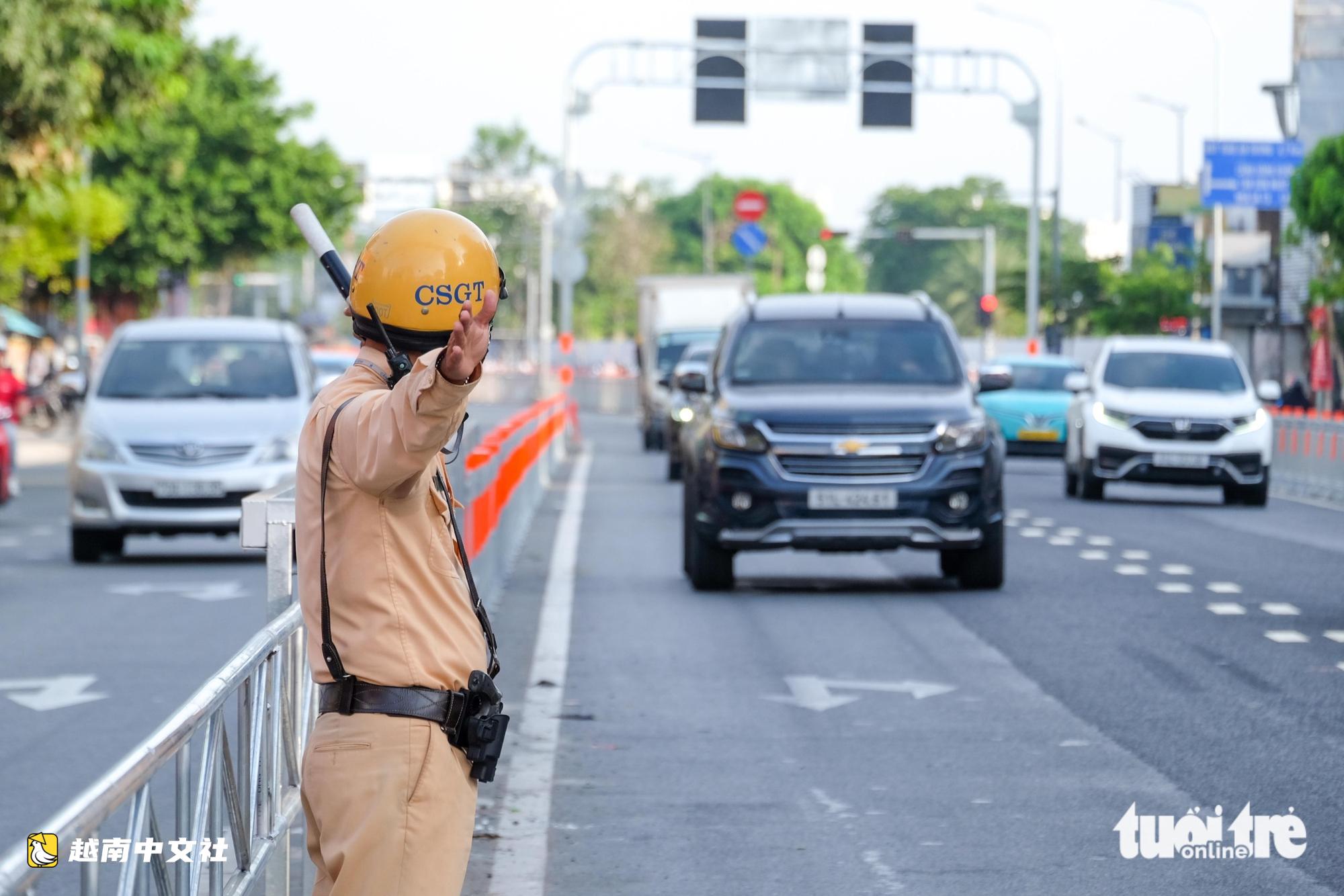 越南共和路交通在首個逆流車道運營早晨保持穩定