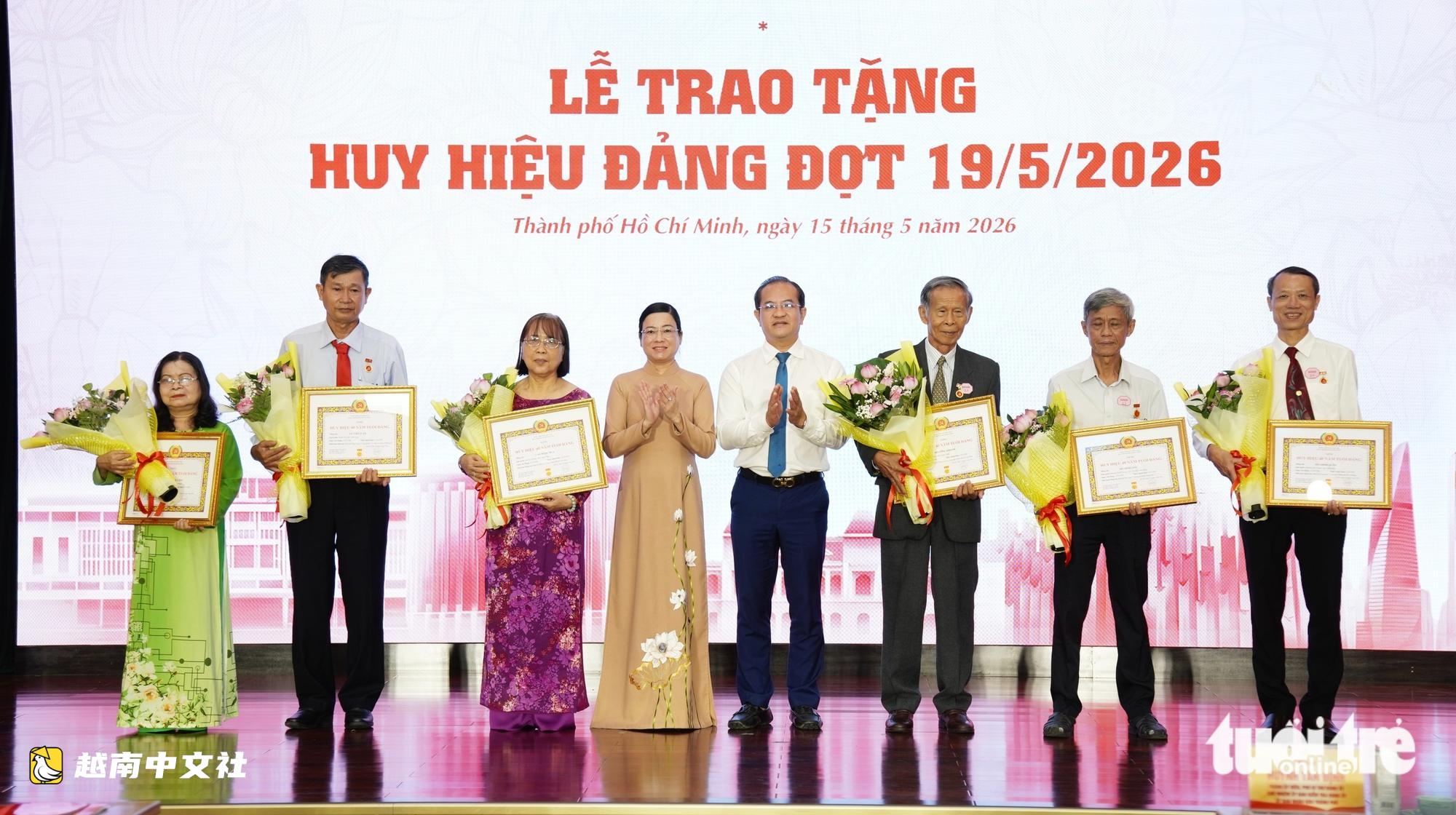 越南胡志明市人民委員會黨委及多個坊、鄉在5月19日向黨員頒發黨徽
