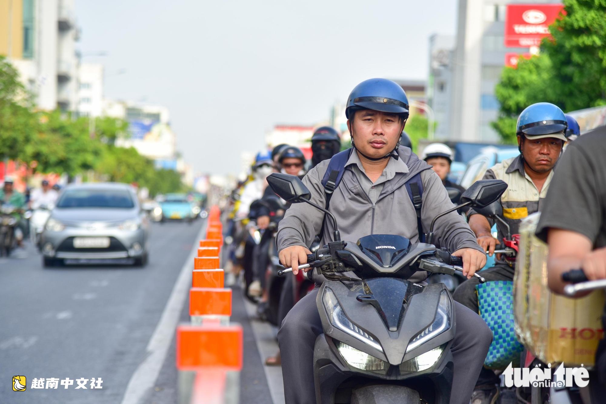 越南共和路交通在首個逆流車道運營早晨保持穩定