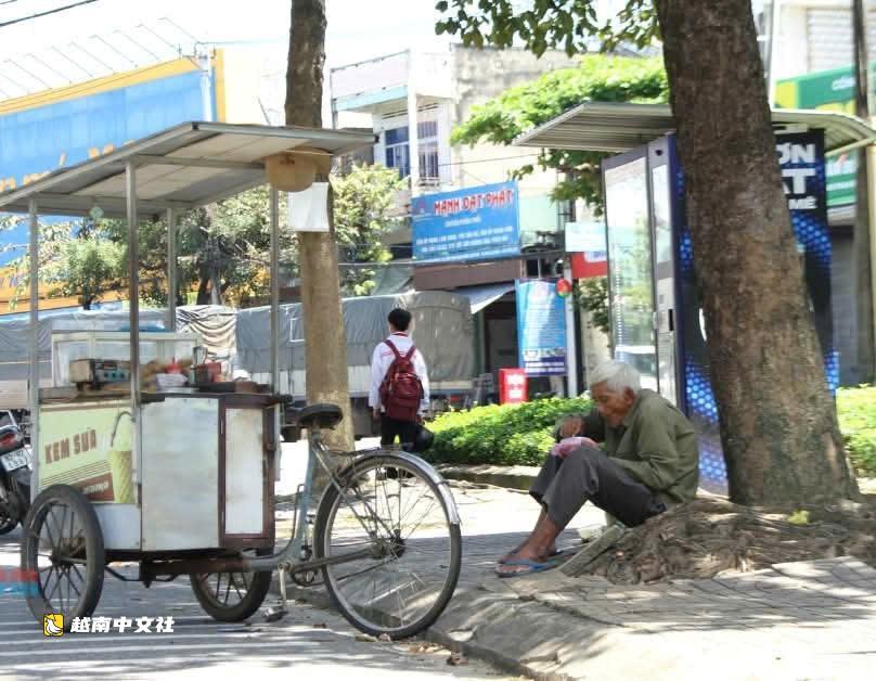 越南昆嵩賣冰棍40年的老者去世,‘許多昆嵩人悲傷、懷舊’