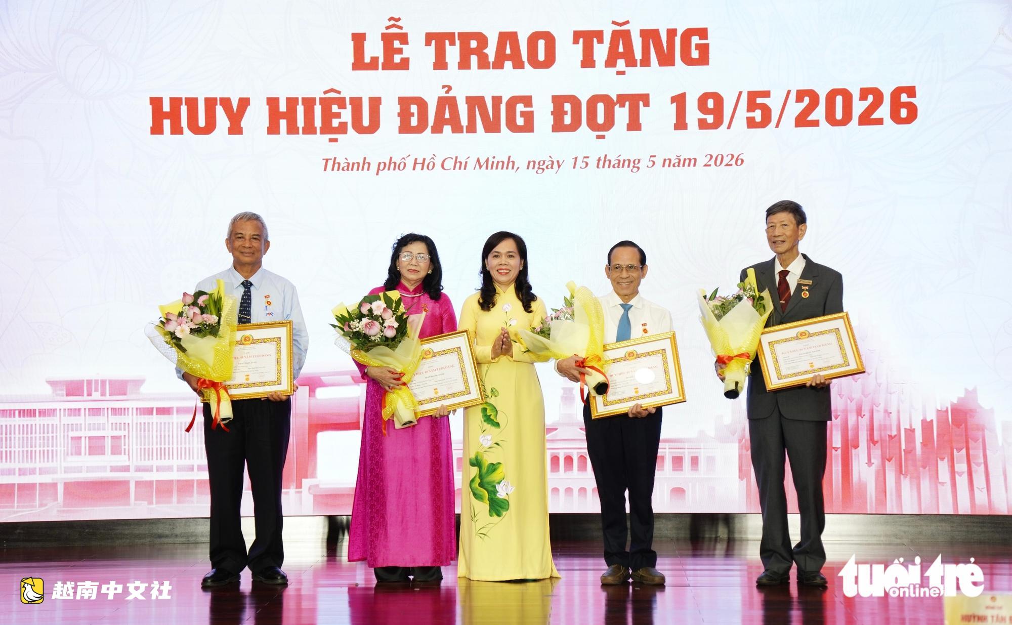 越南胡志明市人民委員會黨委及多個坊、鄉在5月19日向黨員頒發黨徽