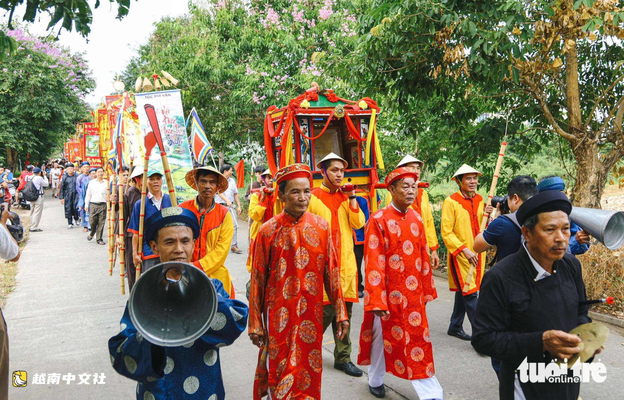 越南峴港民眾抬神農像、在神石前祭祀,慶祝豐來村牧童節
