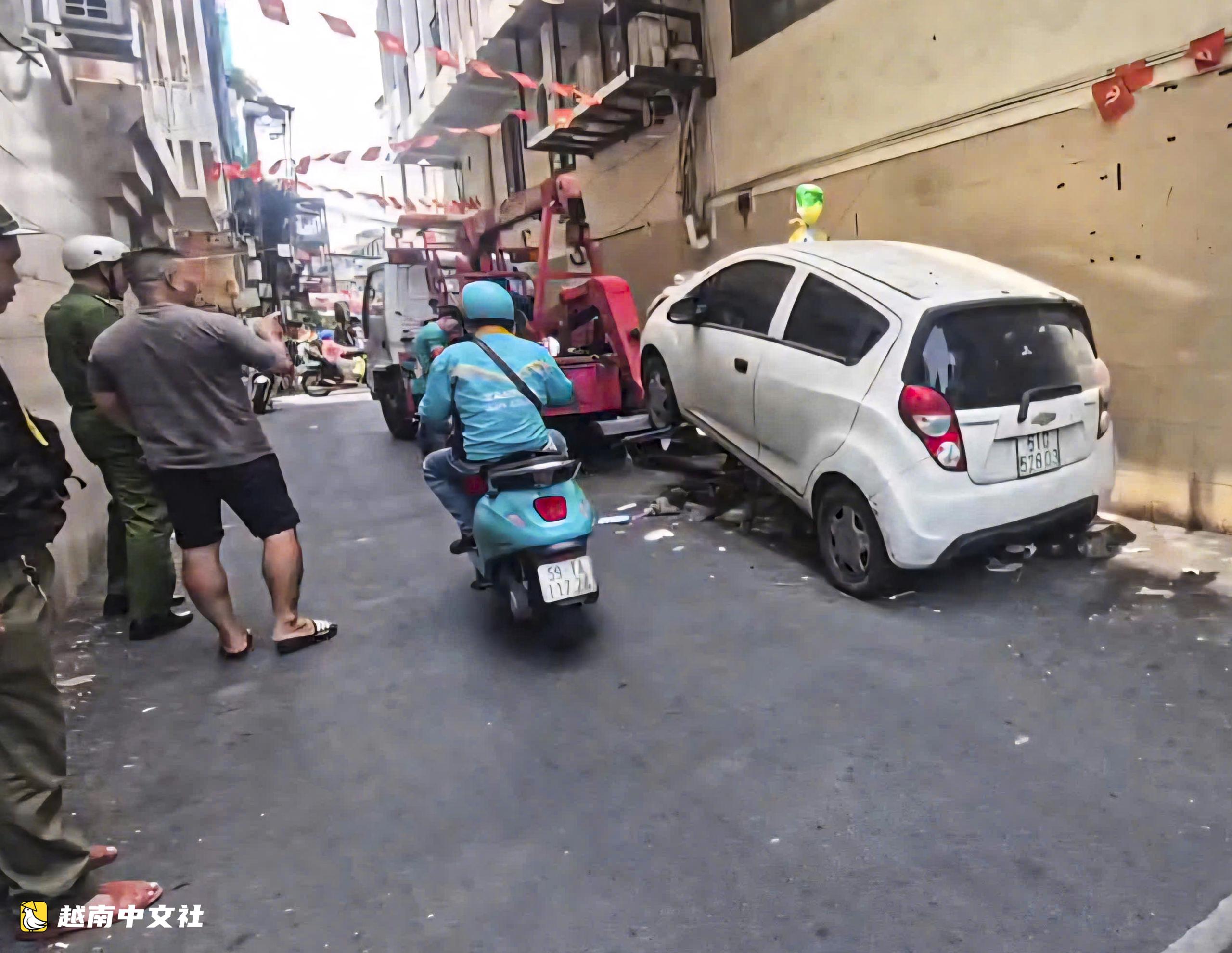 越南胡志明市奠邊府巷內停放數月擋道汽車被吊走