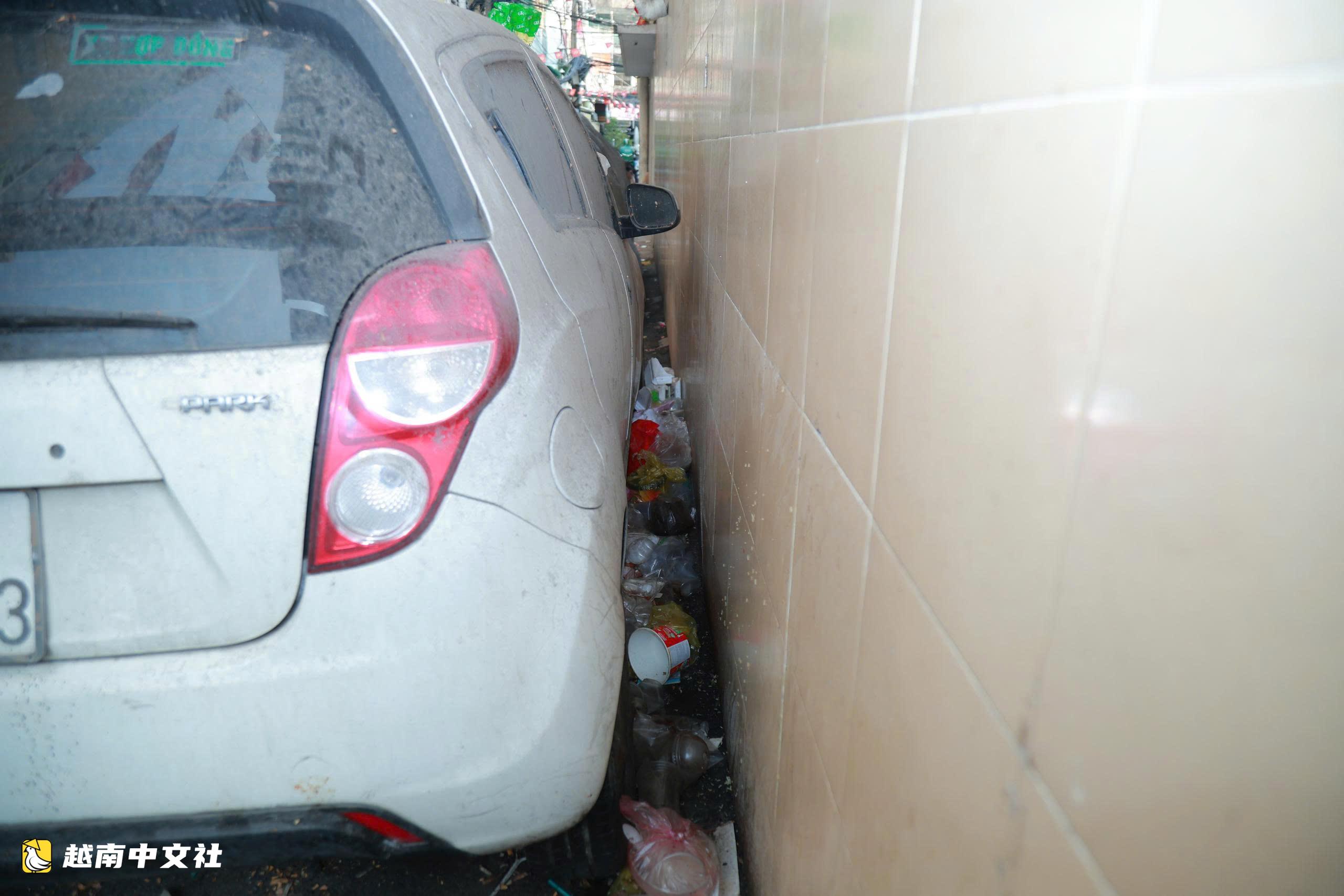 越南胡志明市奠邊府巷內停放數月擋道汽車被吊走