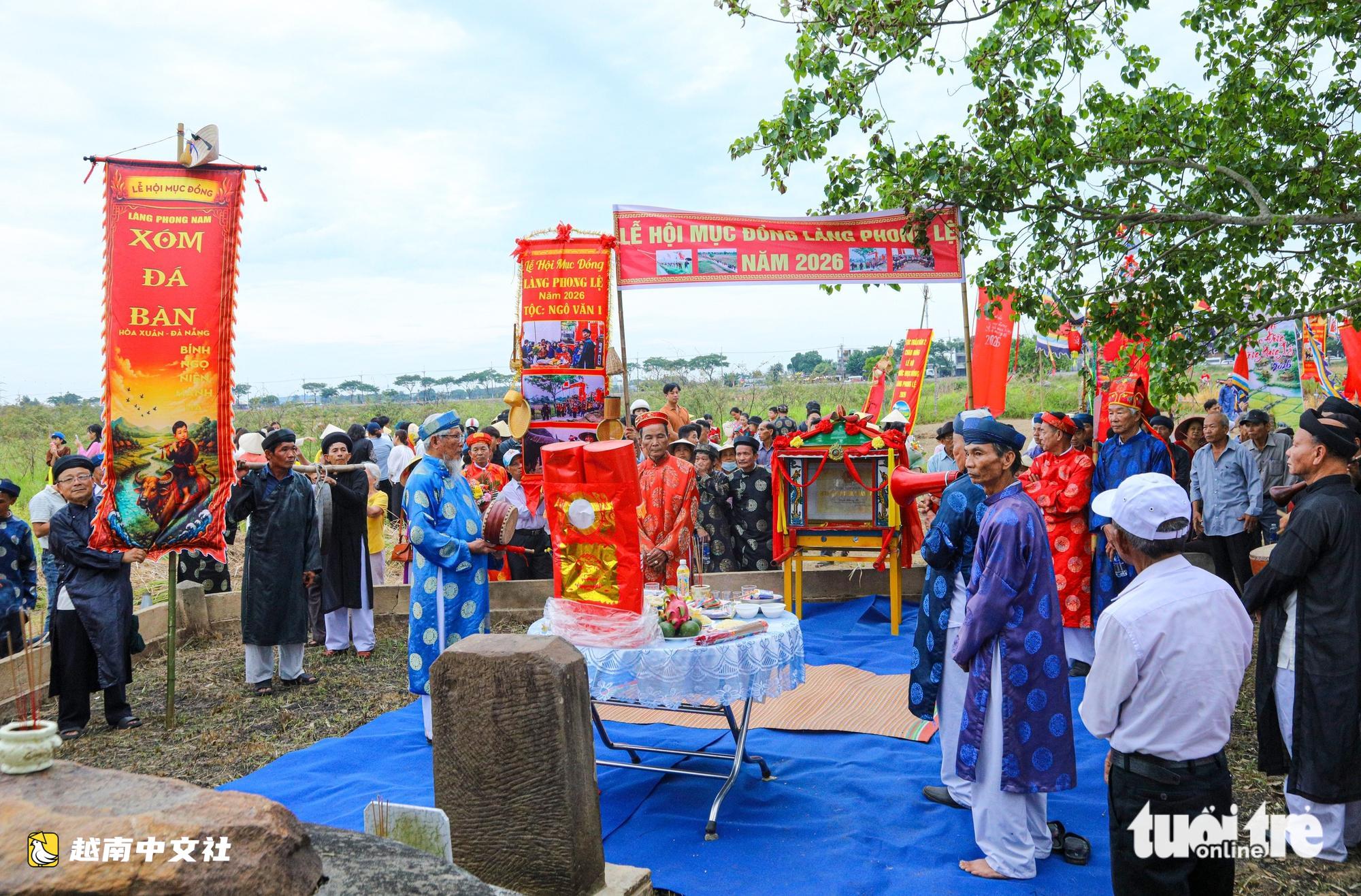 越南峴港民眾抬神農像、在神石前祭祀,慶祝豐來村牧童節