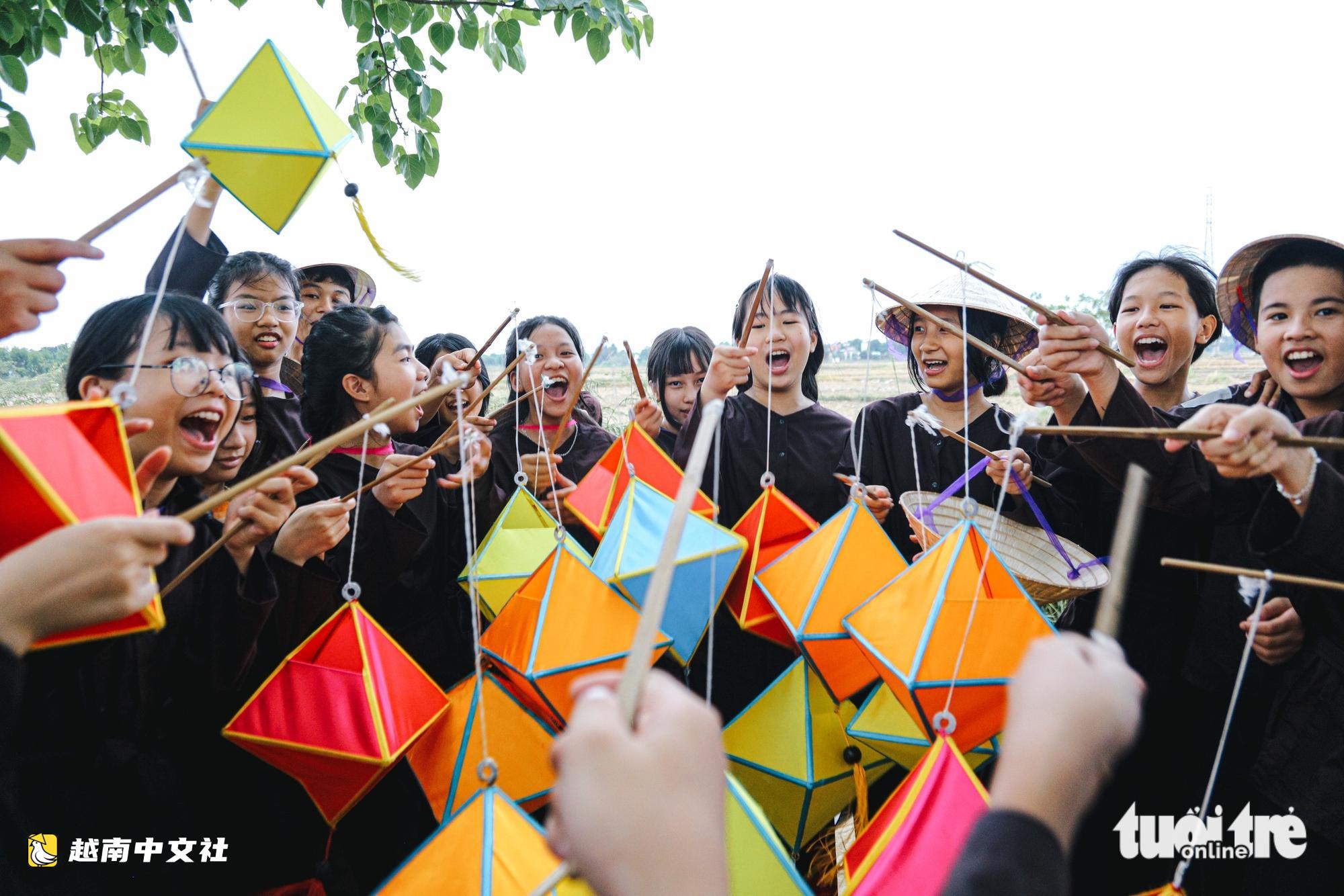 越南峴港民眾抬神農像、在神石前祭祀,慶祝豐來村牧童節