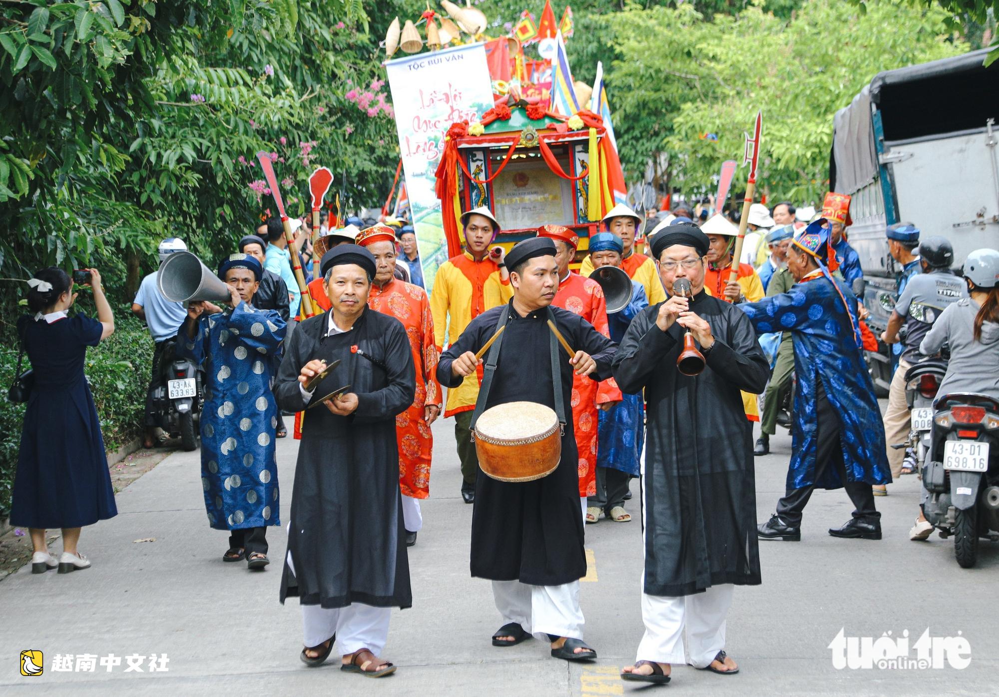越南峴港民眾抬神農像、在神石前祭祀,慶祝豐來村牧童節